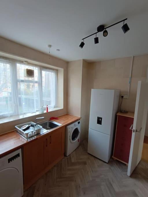 Spacious 3 Bed Flat Opp Springfield Park, Hackney. Lägenhet London