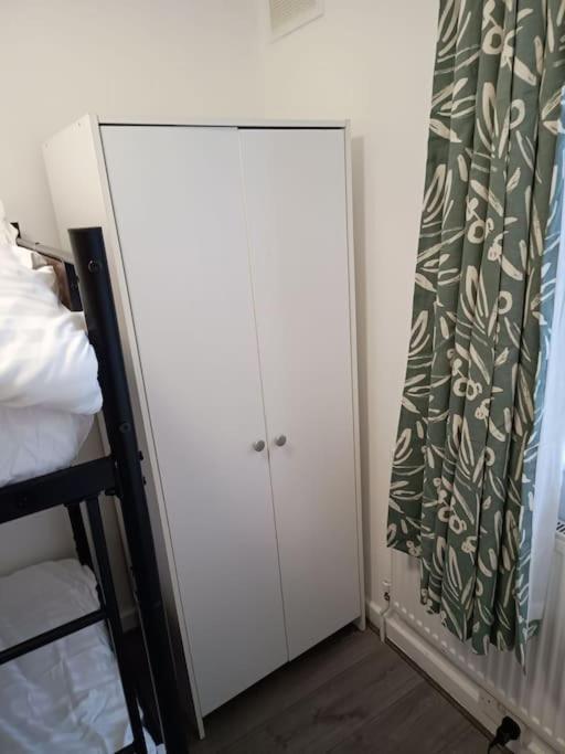 Spacious 3 Bed Flat Opp Springfield Park, Hackney. Lägenhet