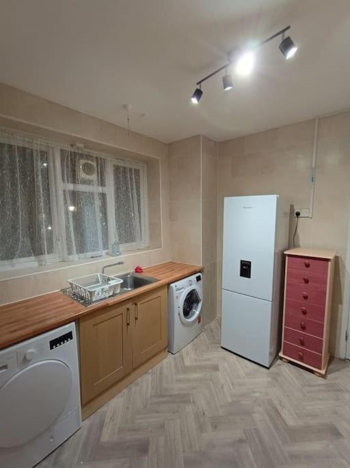Spacious 3 Bed Flat Opp Springfield Park, Hackney. Lägenhet *