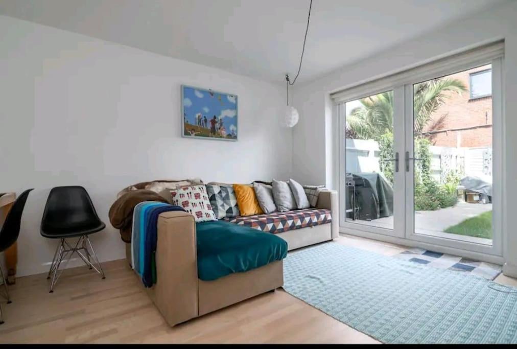 2 Bedroom Canal View, Near Kings Cross & Camden London