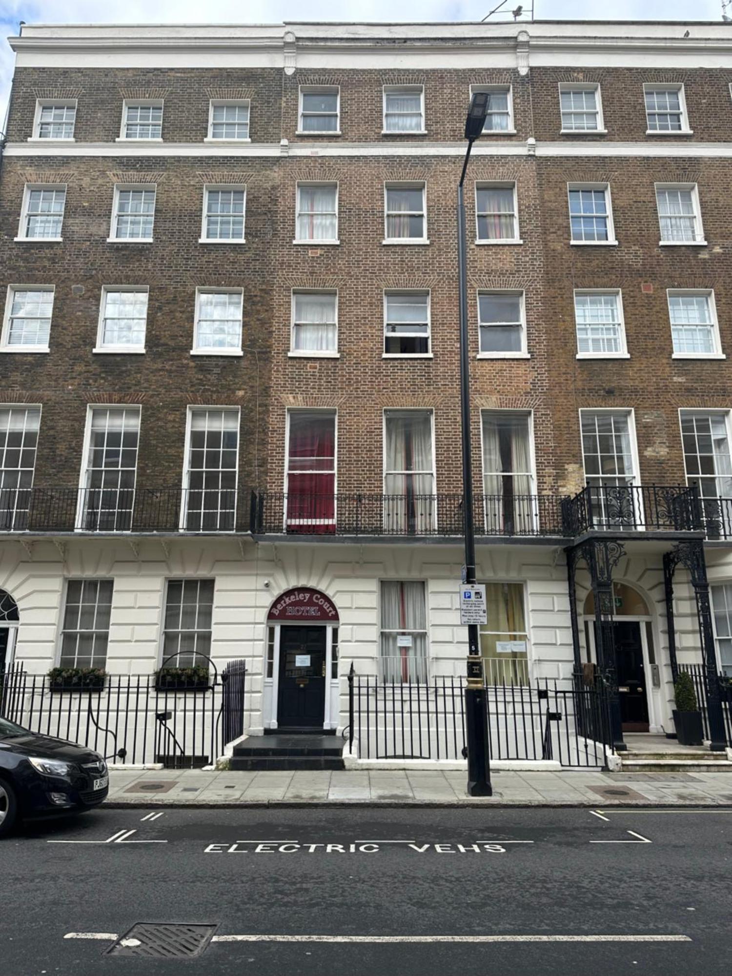 Berkeley Court Hotel 2*