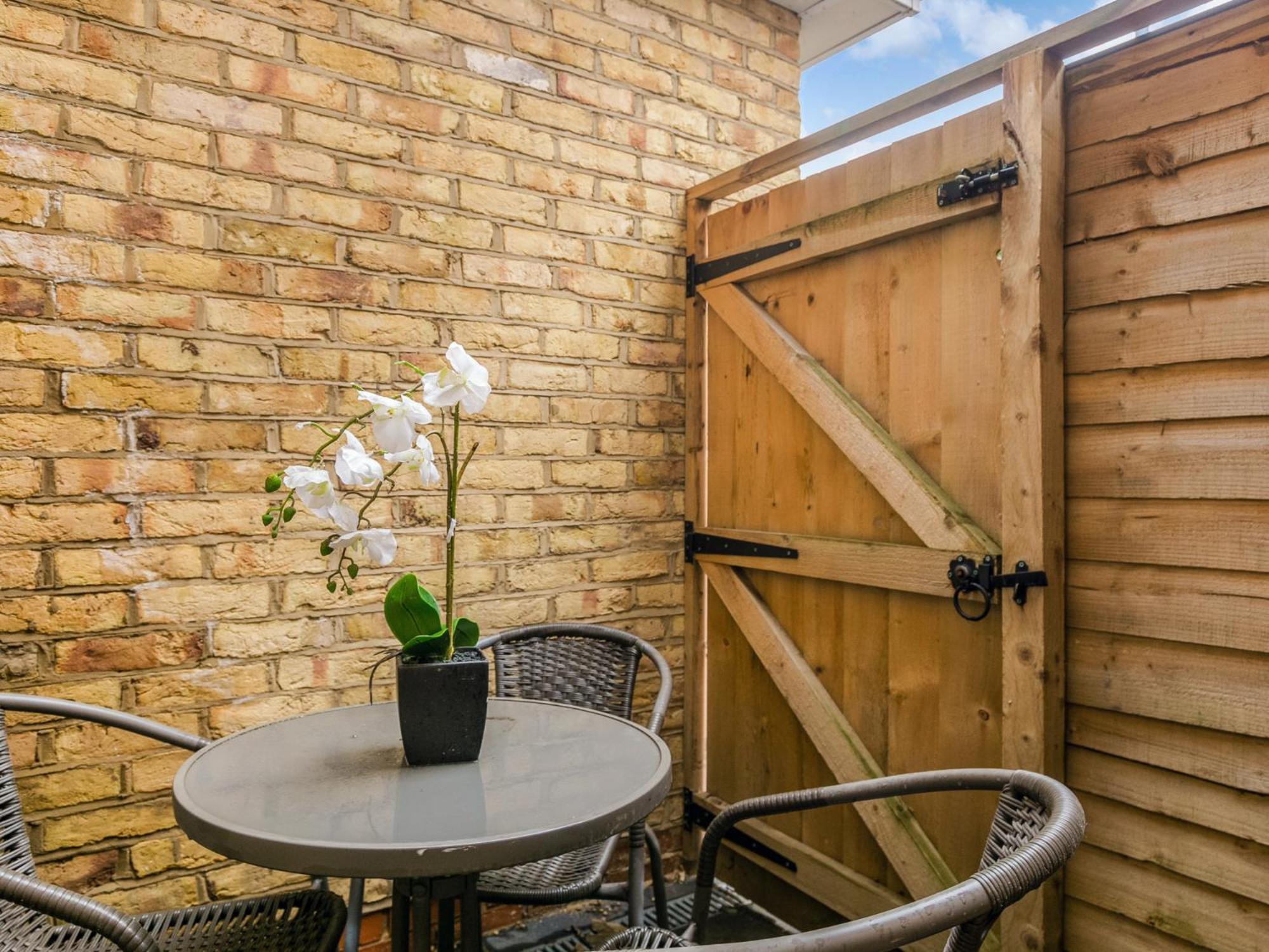 Ealing Queen Of The Suburbs One Bedroom Pass The Keys