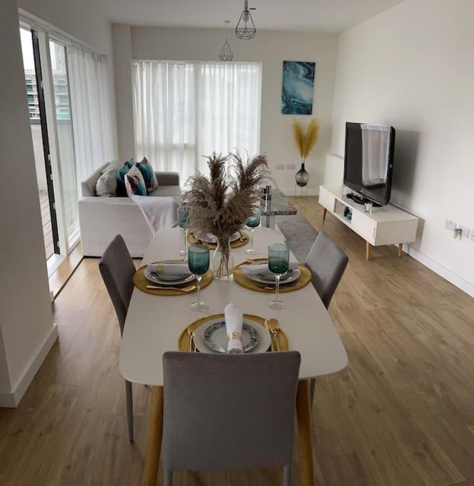 Contemporary Urban Retreat, 2-bedroom Haven By City Airport Appartement Londen
