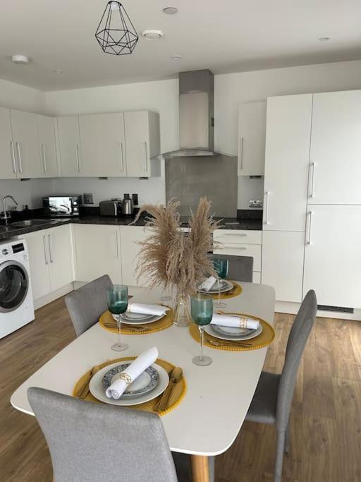 Contemporary Urban Retreat, 2-bedroom Haven By City Airport Londen