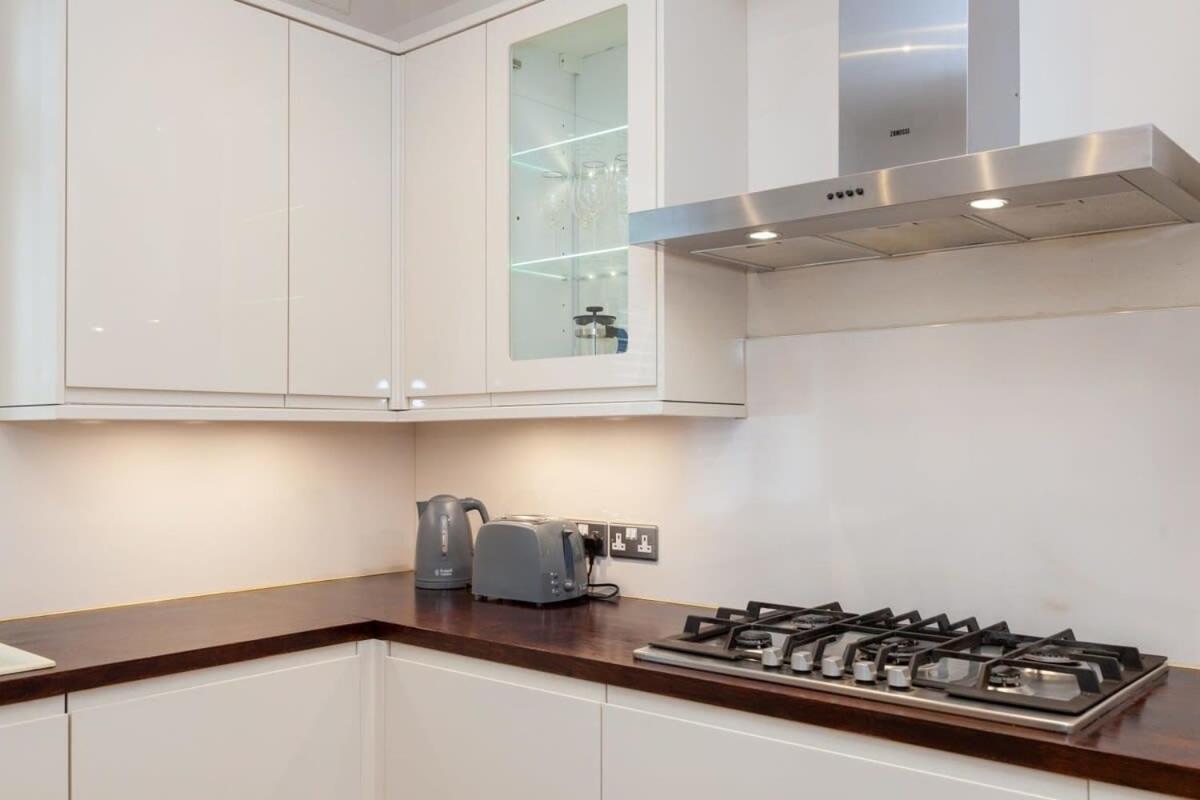 Spacious 2 Bedroom Maisonette In Stratford Leilighet London