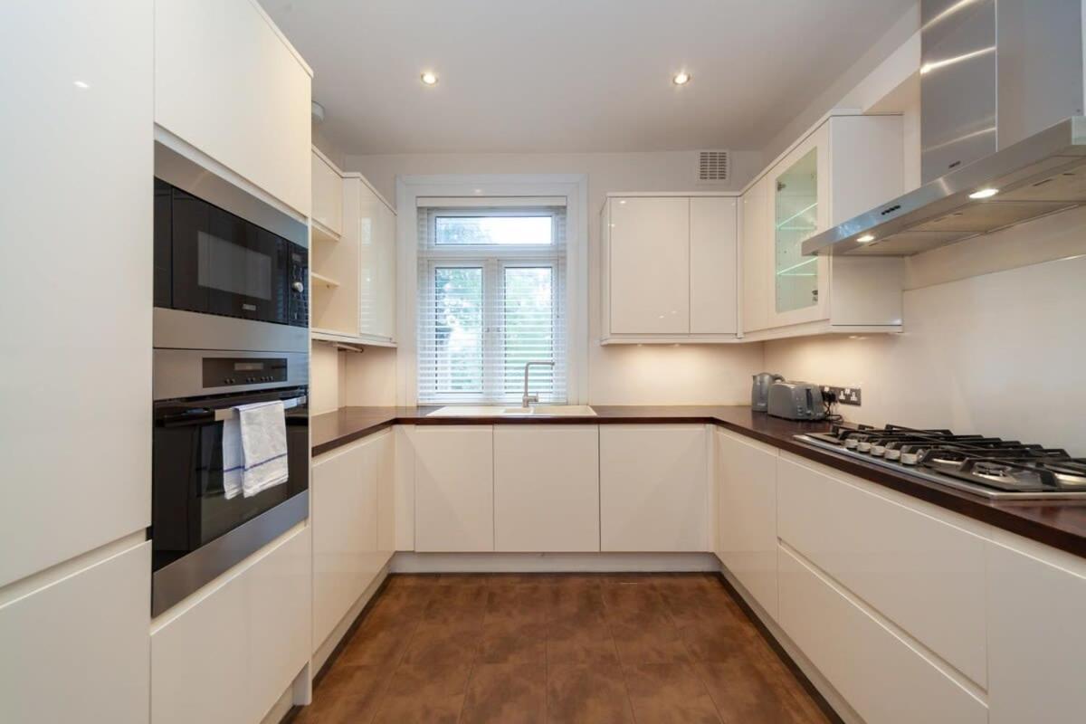 Spacious 2 Bedroom Maisonette In Stratford Leilighet London