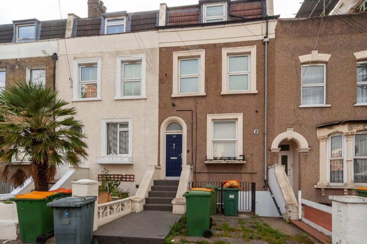 Spacious 2 Bedroom Maisonette In Stratford Leilighet London
