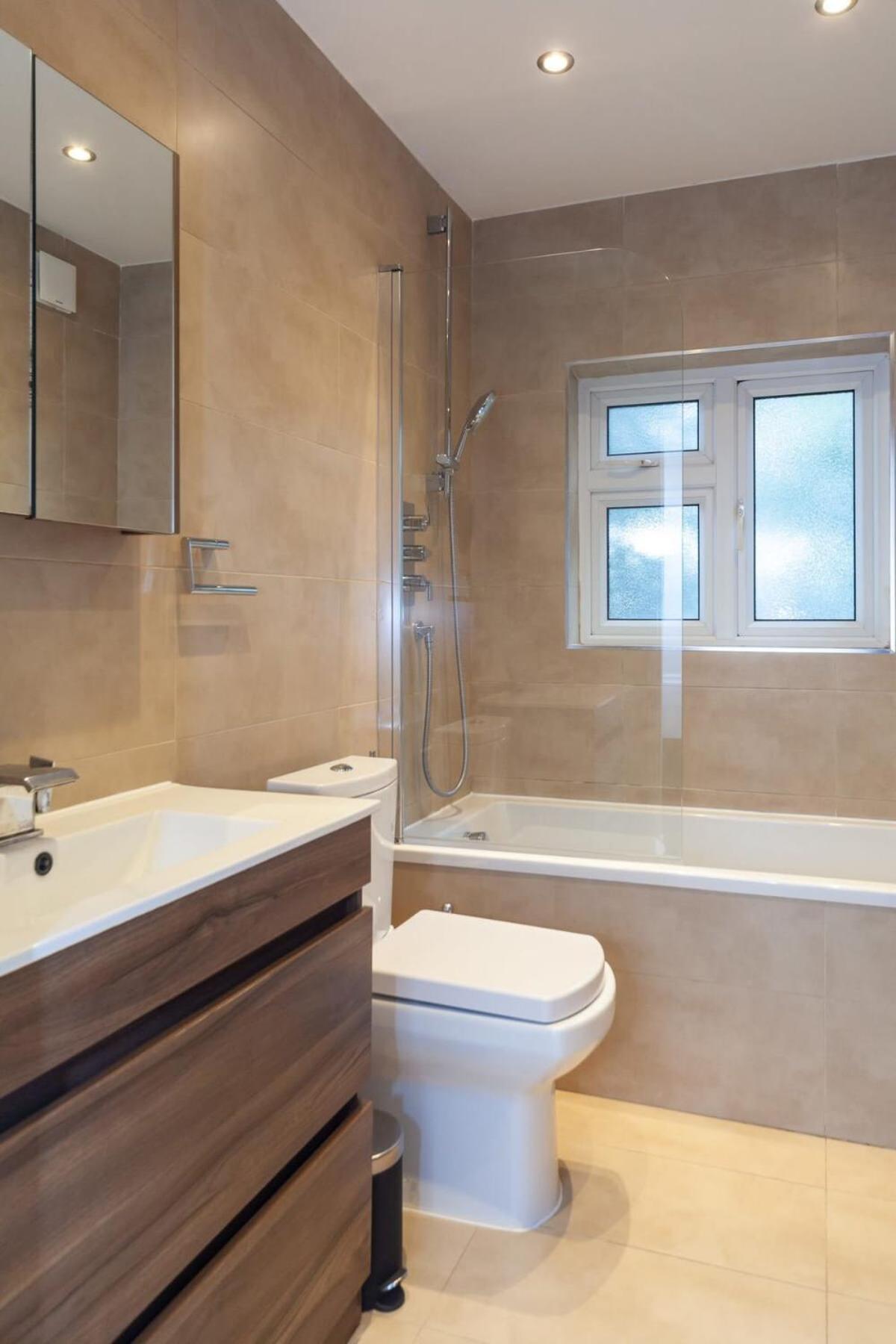 Spacious 2 Bedroom Maisonette In Stratford *