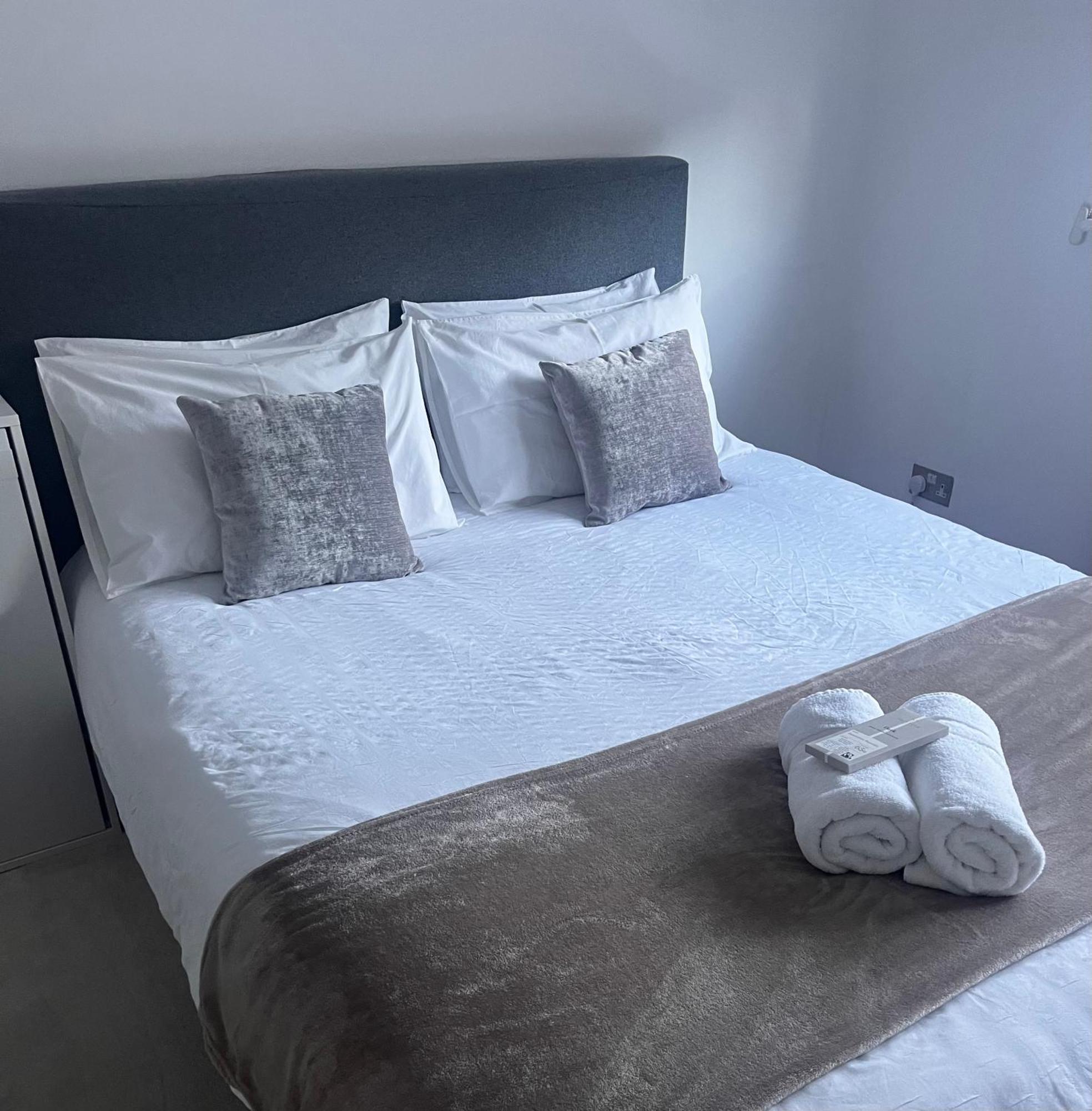 Lejlighed Hyde Park,3 Min Walk,family Home! 2 Bedrooms & 2 Bathrooms Apartment! Fantastic Location *