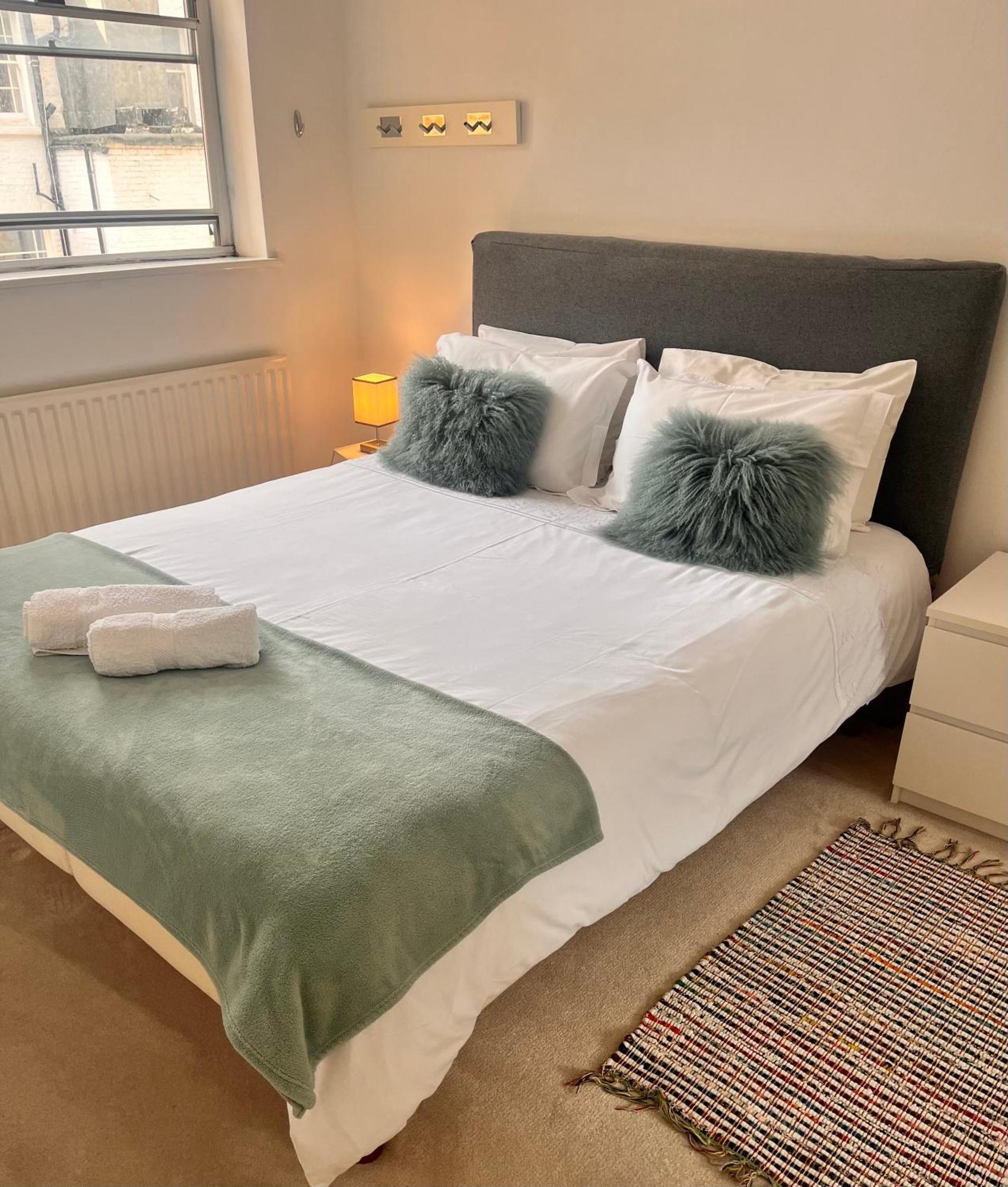 Hyde Park,3 Min Walk,family Home! 2 Bedrooms & 2 Bathrooms Apartment! Fantastic Location Lejlighed London