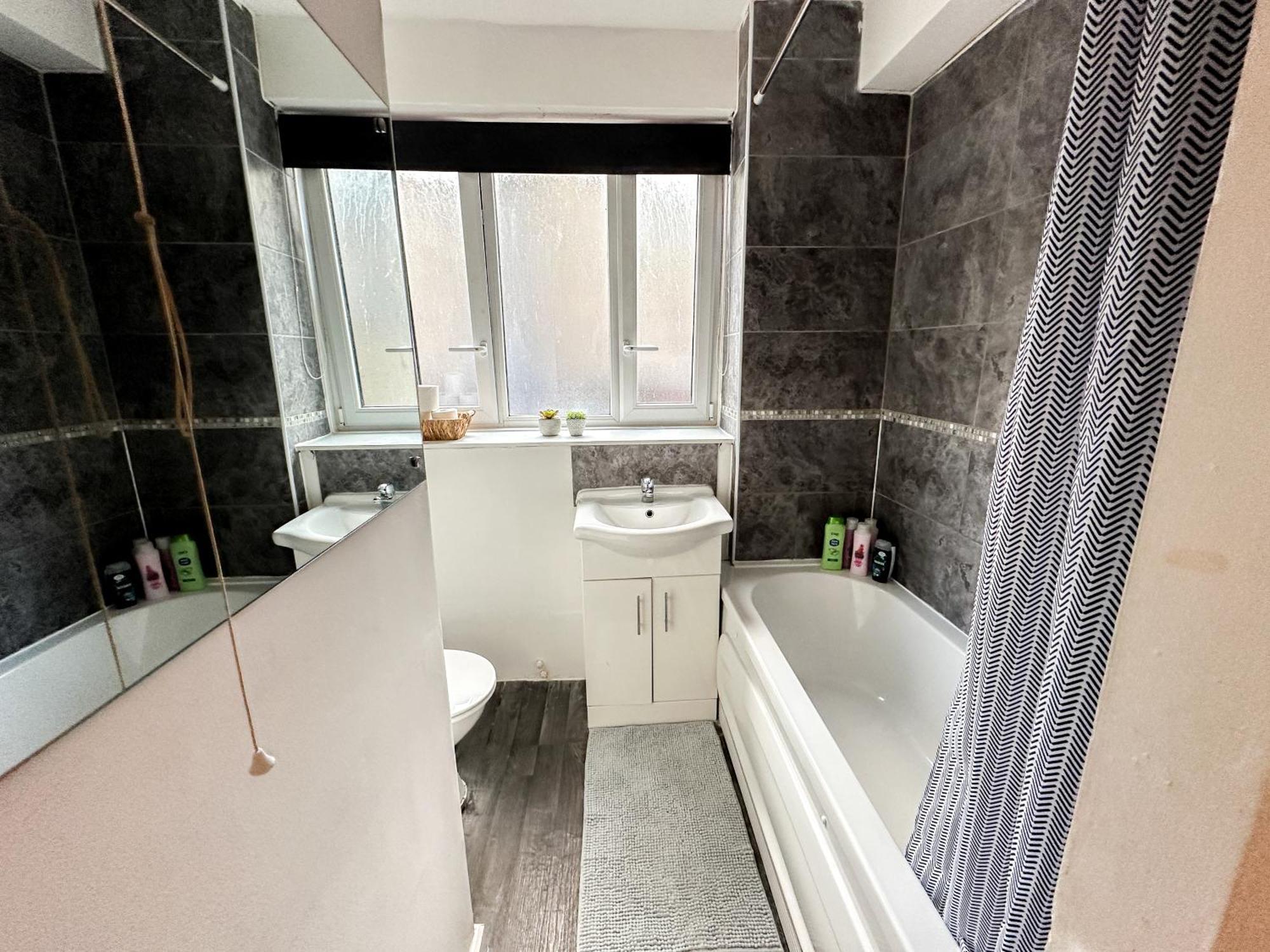 Vibrant 3 Bedrooms Flat With Private Balcony Near Finsbury Park, Wood Green Appartamento *