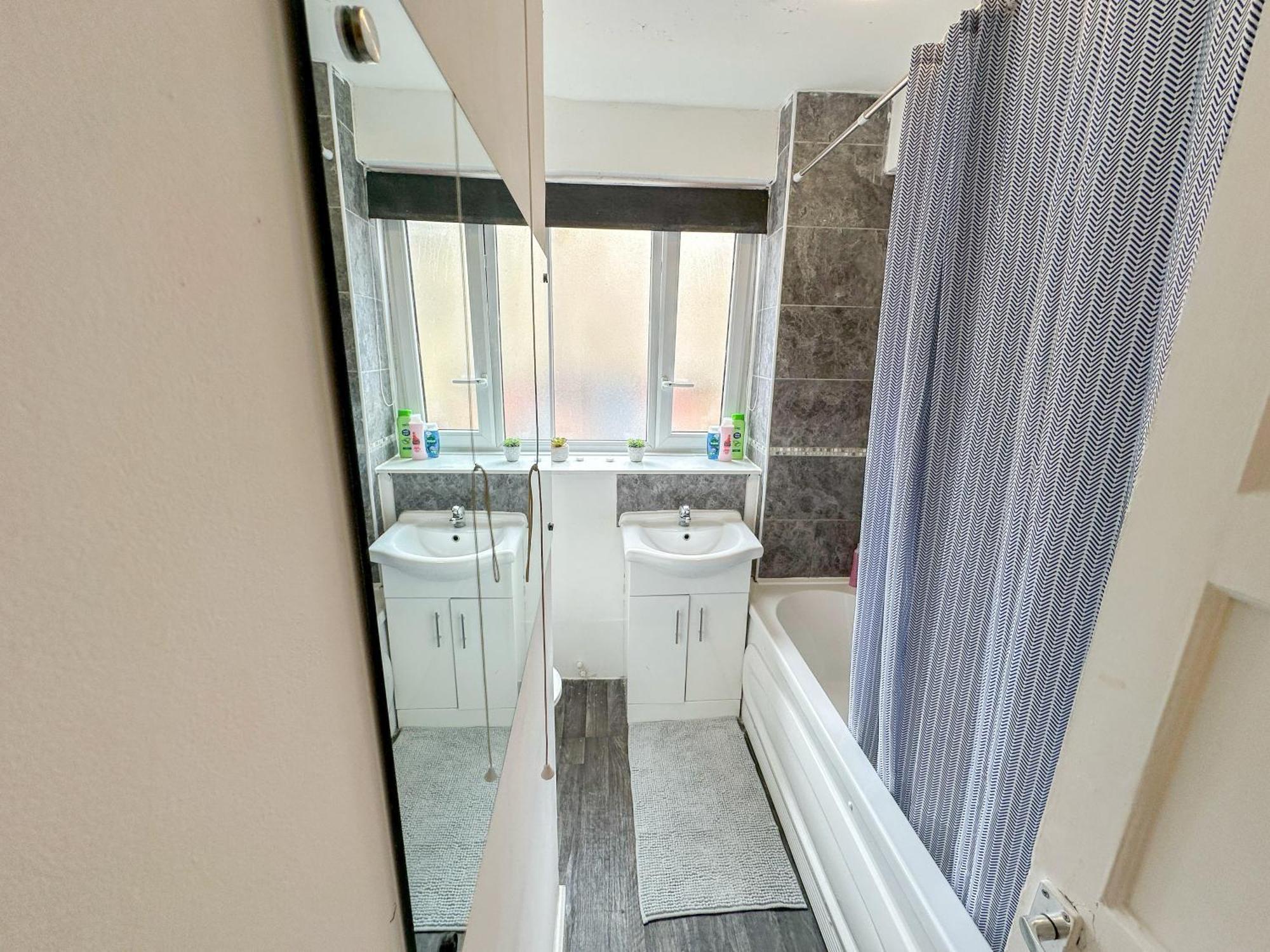 Vibrant 3 Bedrooms Flat With Private Balcony Near Finsbury Park, Wood Green * Londra