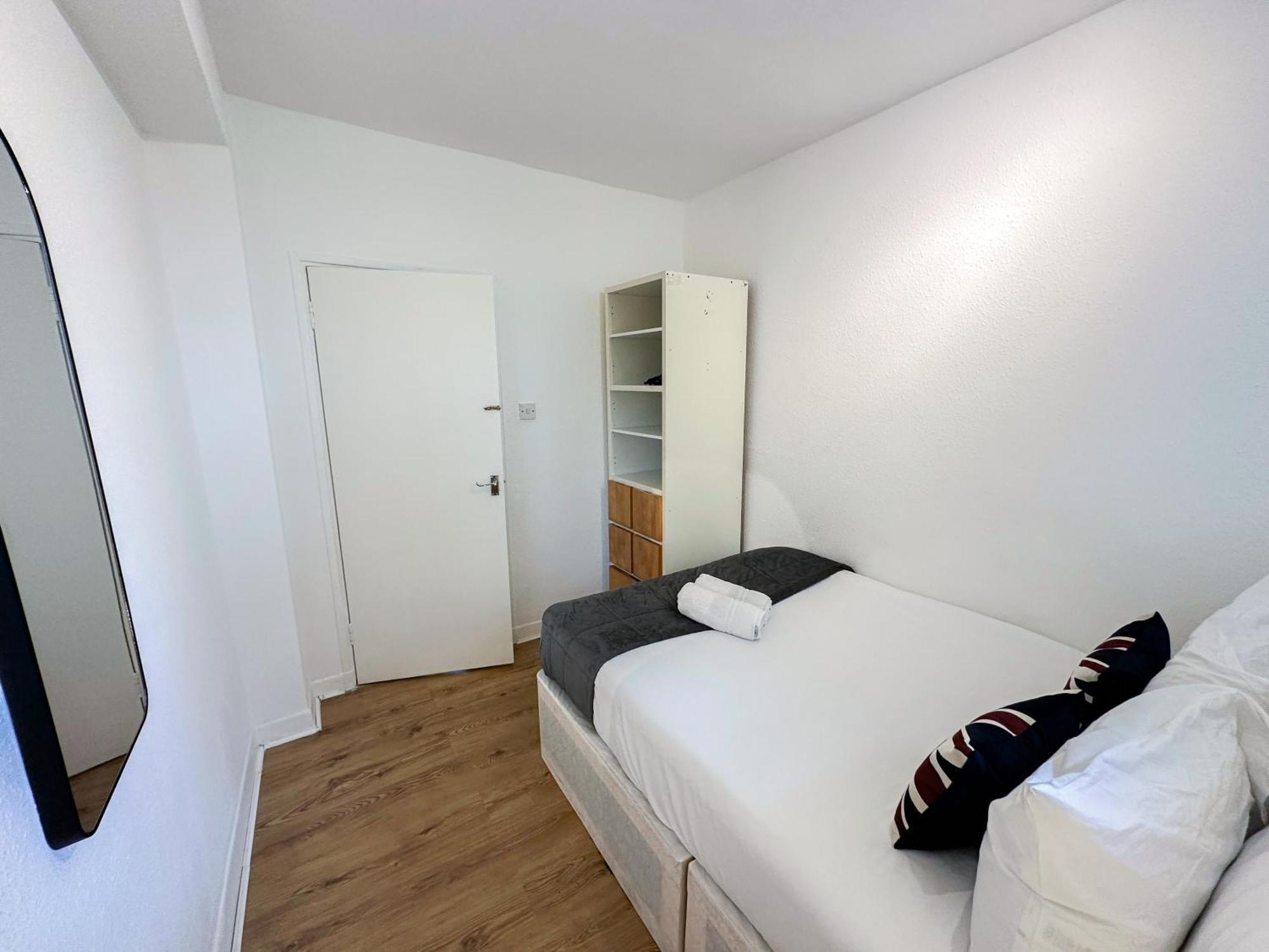 Vibrant 3 Bedrooms Flat With Private Balcony Near Finsbury Park, Wood Green * Londra