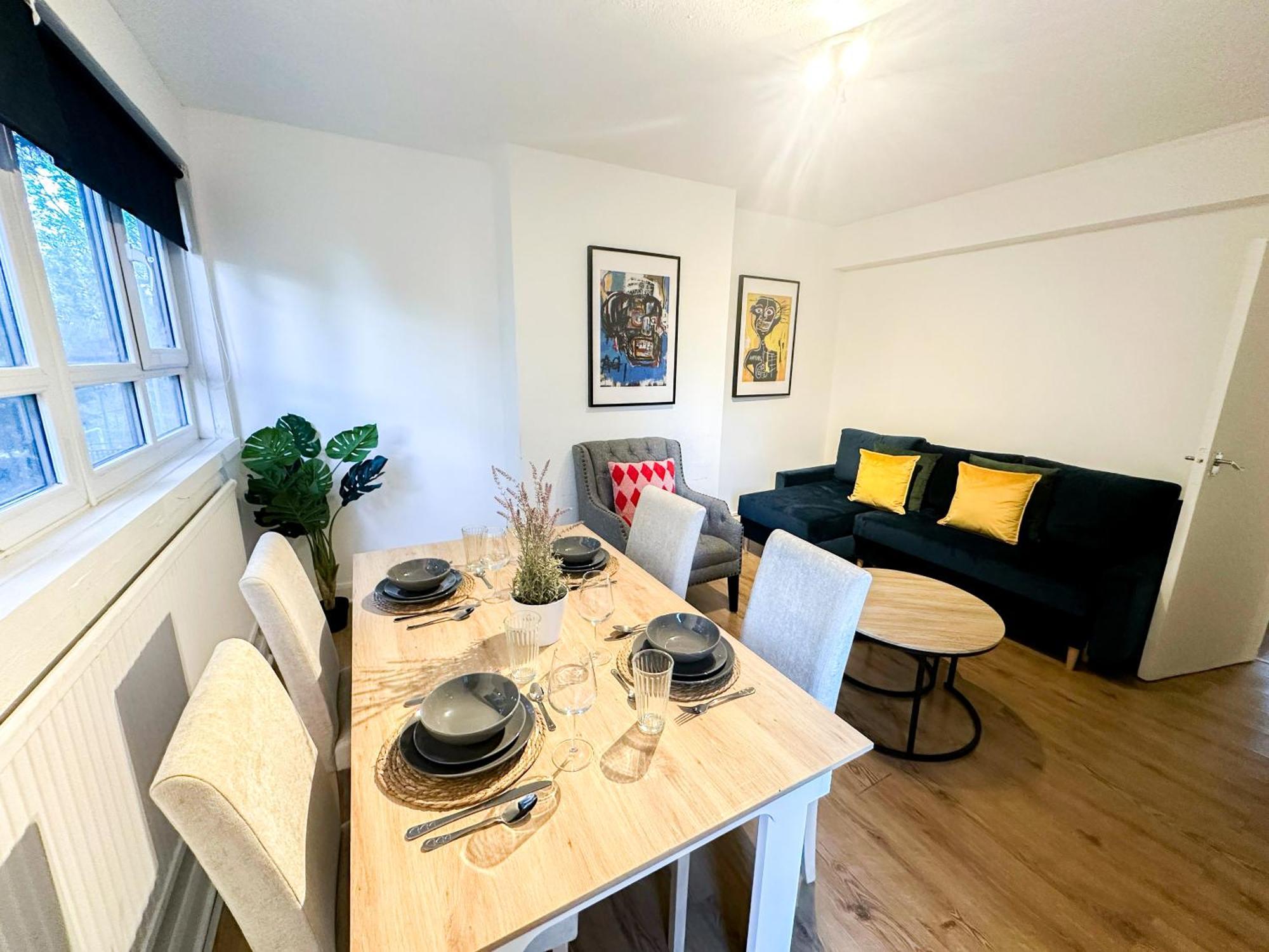 Vibrant 3 Bedrooms Flat With Private Balcony Near Finsbury Park, Wood Green * Londra