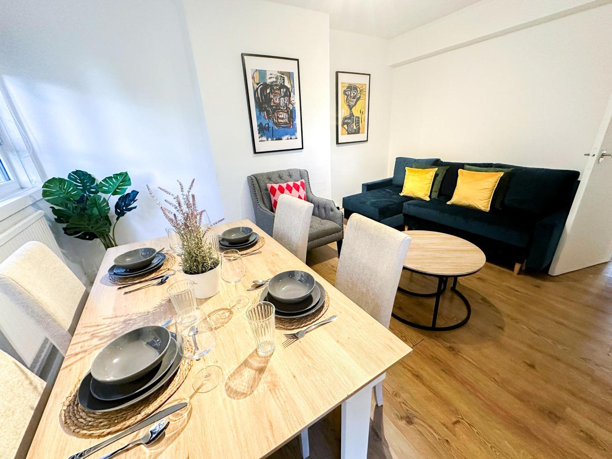 Vibrant 3 Bedrooms Flat With Private Balcony Near Finsbury Park, Wood Green Appartamento *