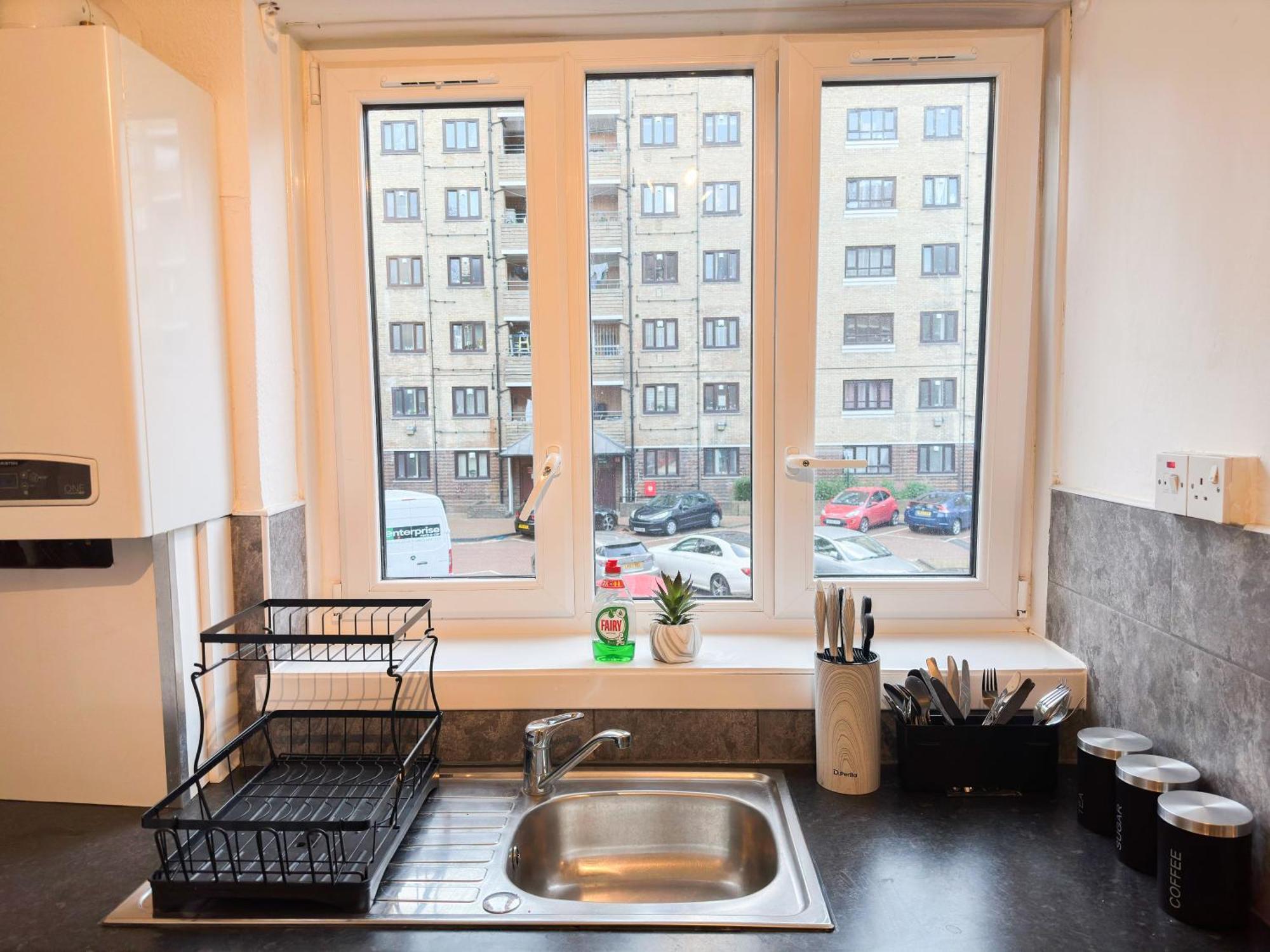 Vibrant 3 Bedrooms Flat With Private Balcony Near Finsbury Park, Wood Green Londra