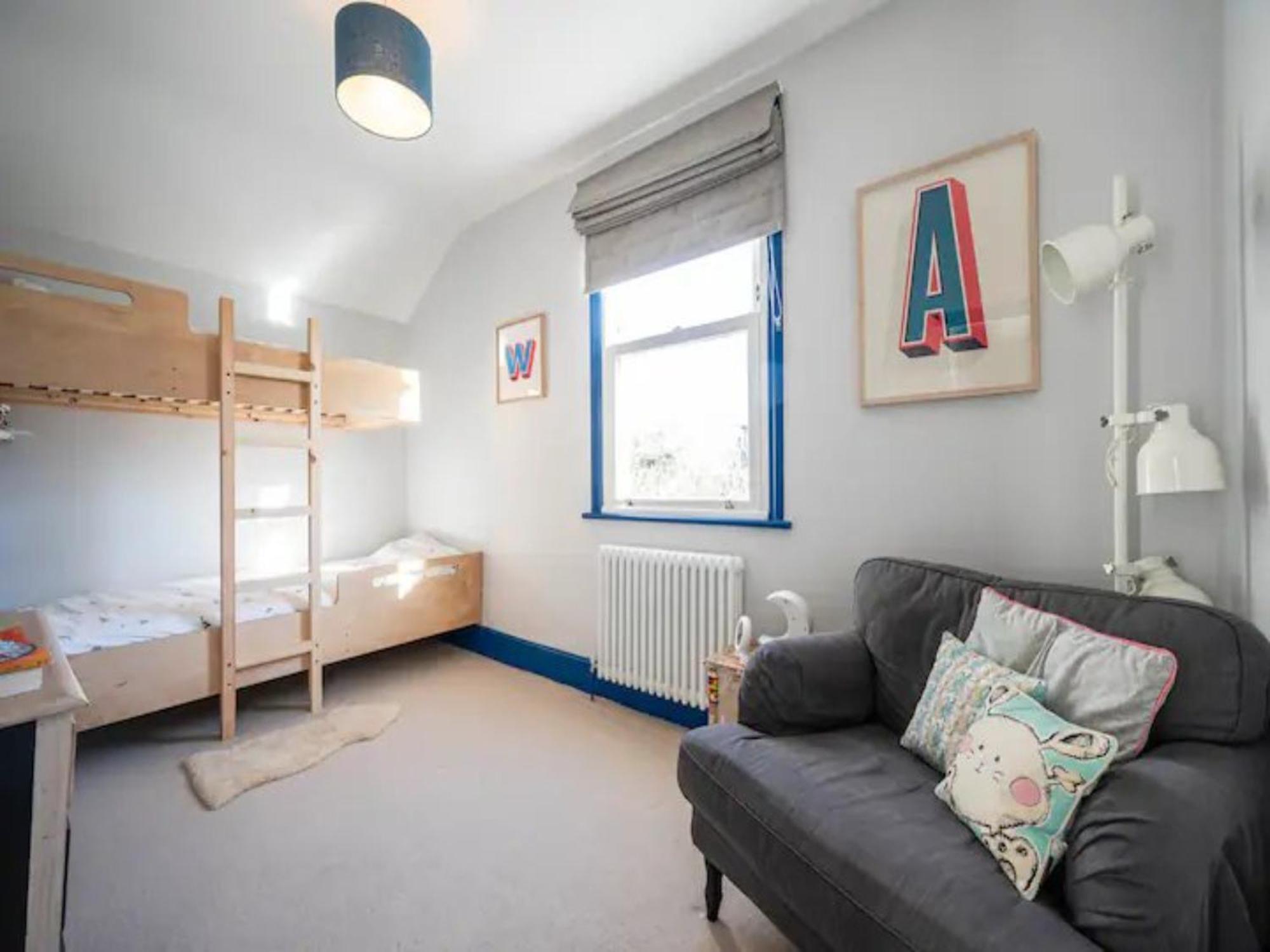 Holiday home Pass The Keys Spacious Dulwich Family House With Pool London