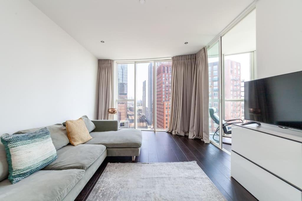Full Of Light & Spacious 2br Residence, 9 Elms Appartement