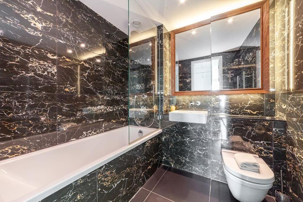 Full Of Light & Spacious 2br Residence, 9 Elms Londen