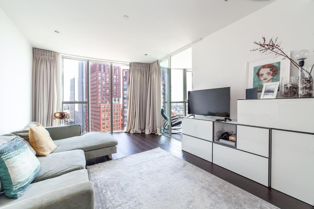 Appartement Full Of Light & Spacious 2br Residence, 9 Elms Londen
