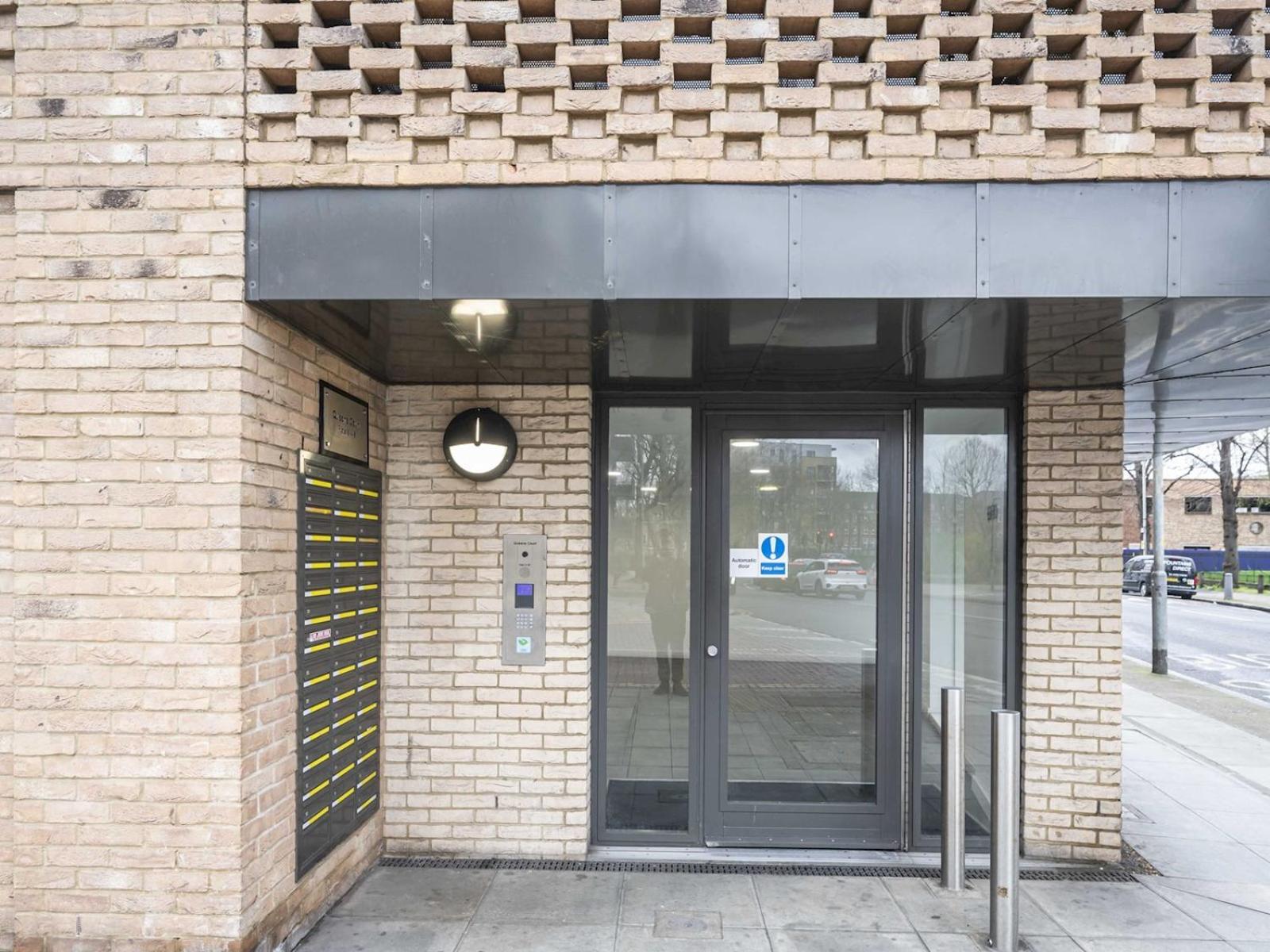 Near Tower Bridge And Tube Pass The Keys Leilighet London