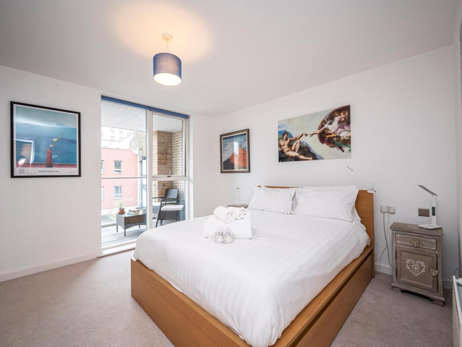 Near Tower Bridge And Tube Pass The Keys Leilighet London