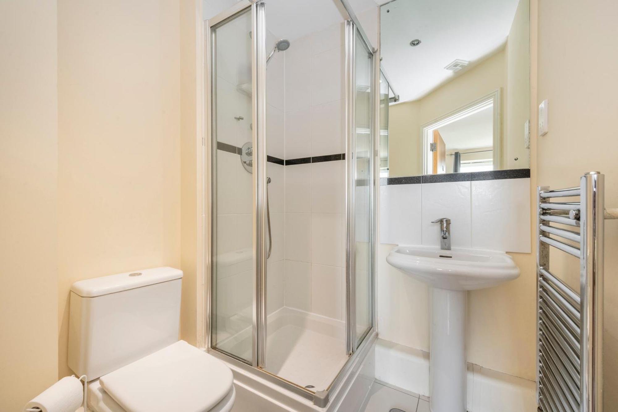 River View 2 Bed 2 Bath Flat - Airport, Excel, Pontoon Dock *
