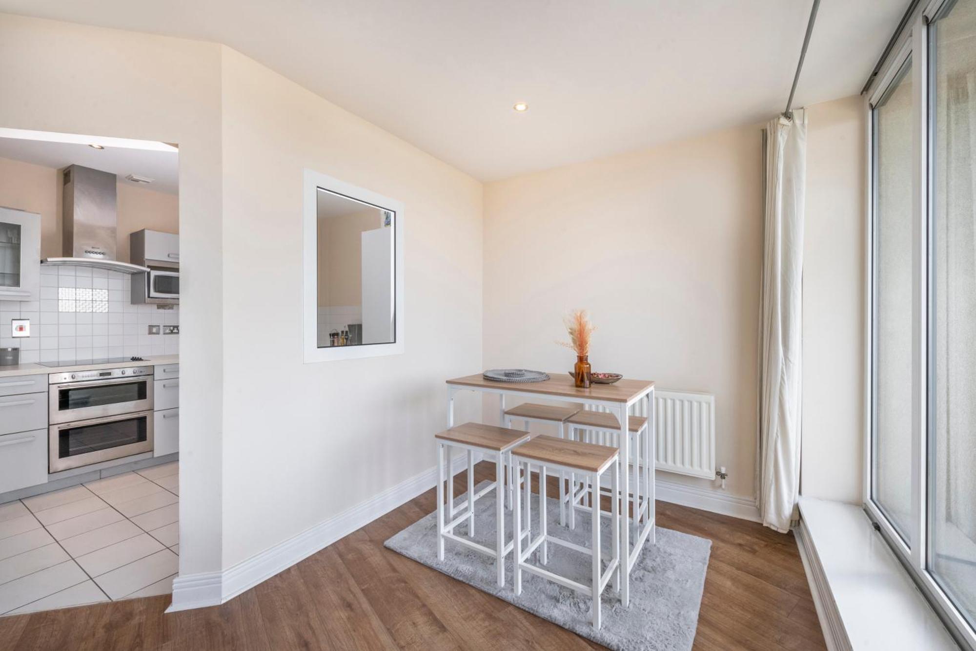 River View 2 Bed 2 Bath Flat - Airport, Excel, Pontoon Dock London