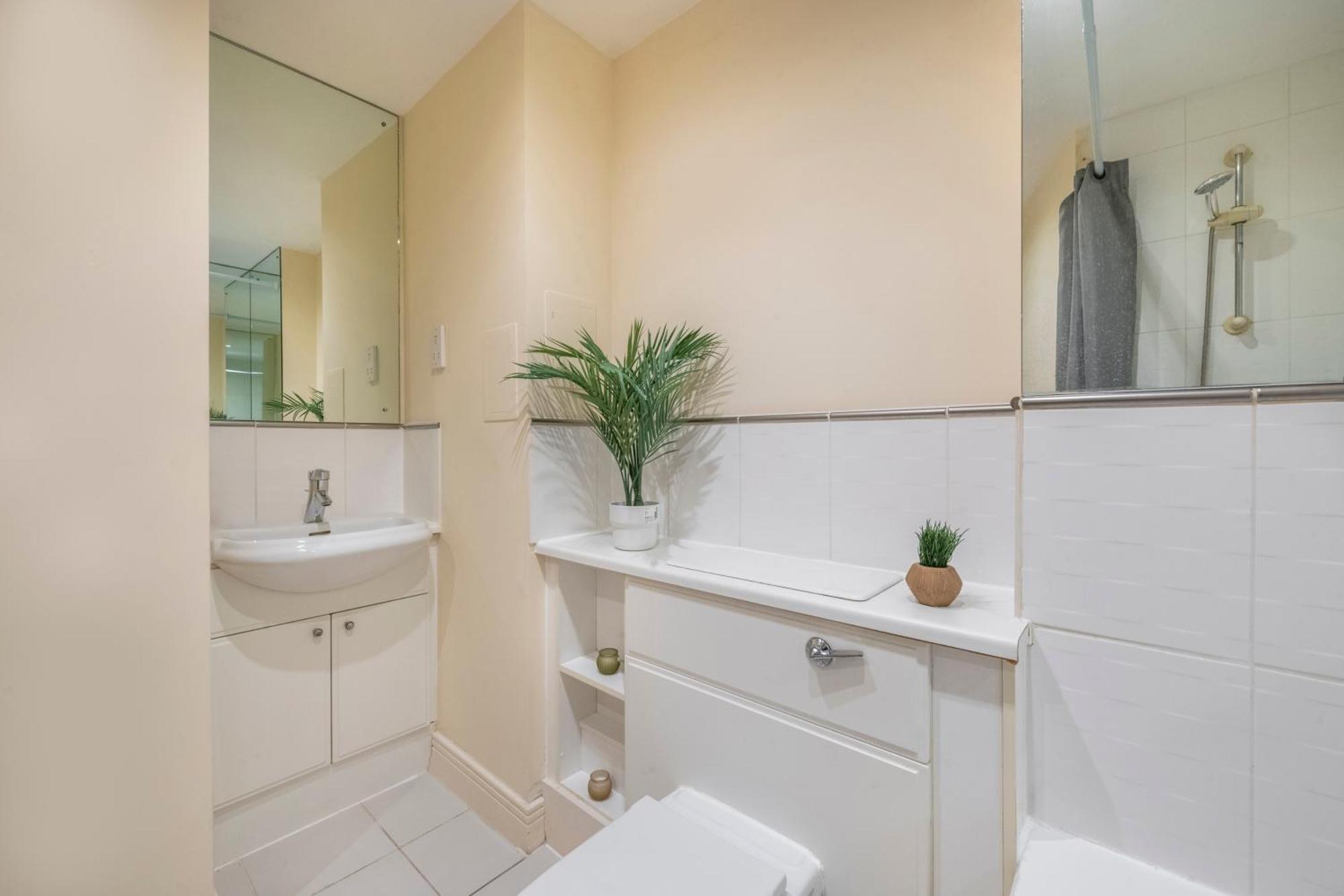 River View 2 Bed 2 Bath Flat - Airport, Excel, Pontoon Dock *