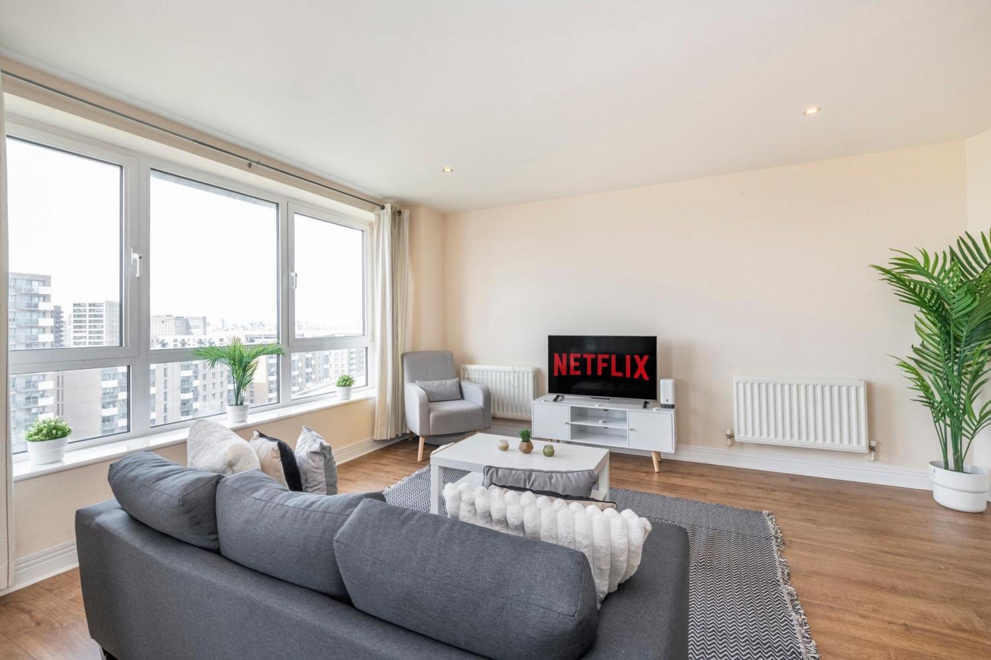 River View 2 Bed 2 Bath Flat - Airport, Excel, Pontoon Dock Apartment *