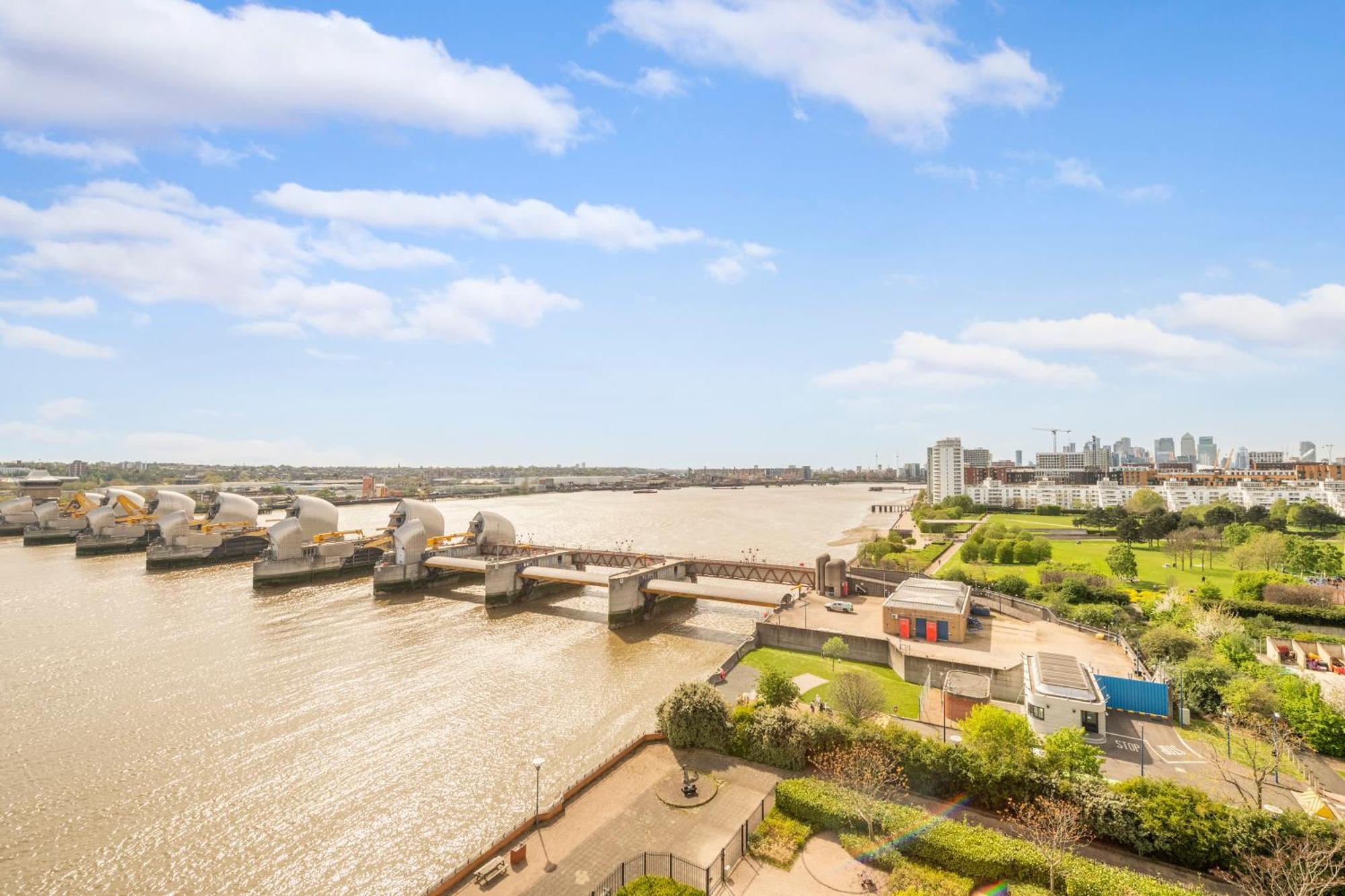 Apartment River View 2 Bed 2 Bath Flat - Airport, Excel, Pontoon Dock