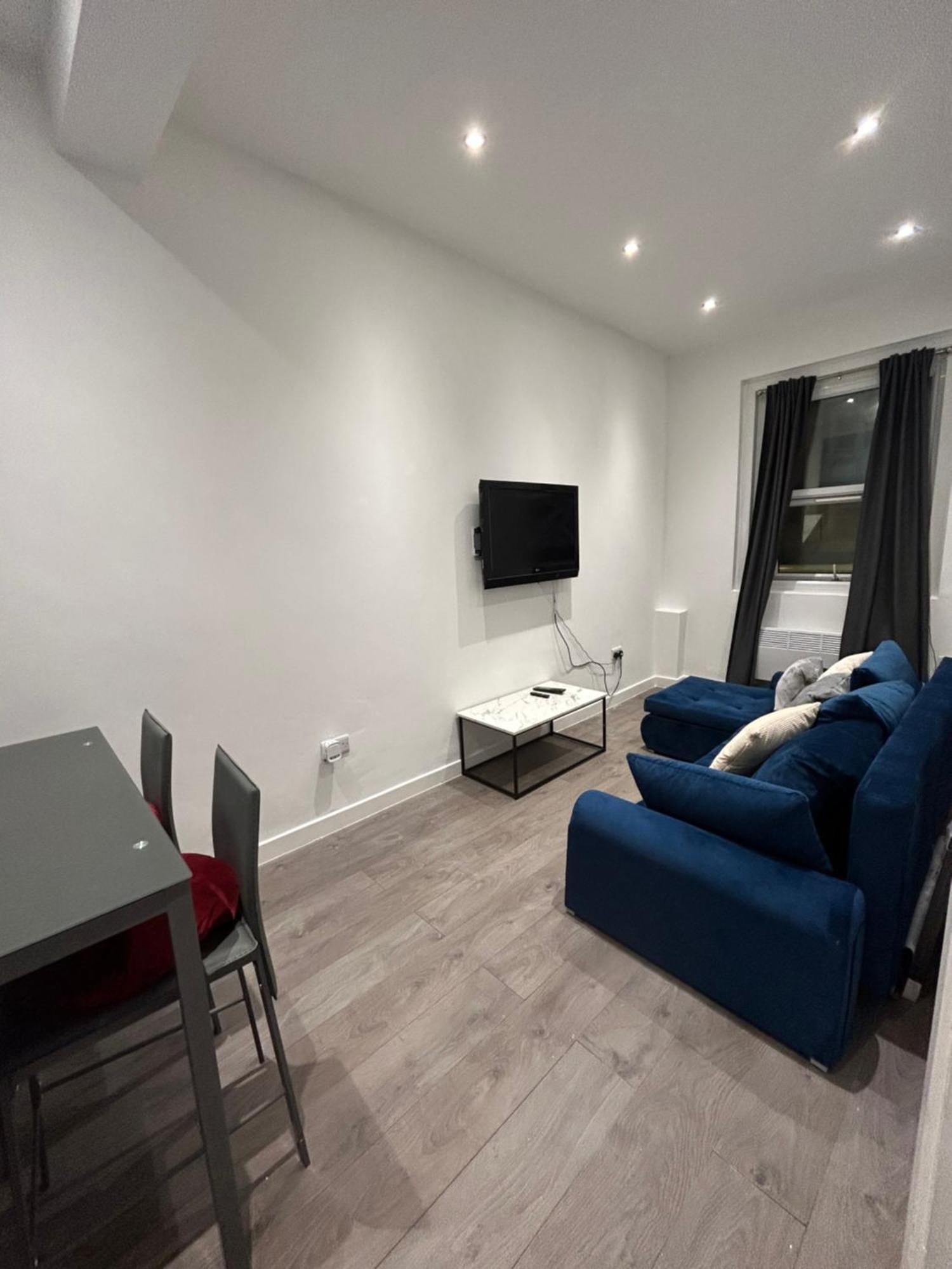 Locations 1 Bed Sleeps 4 * Londra