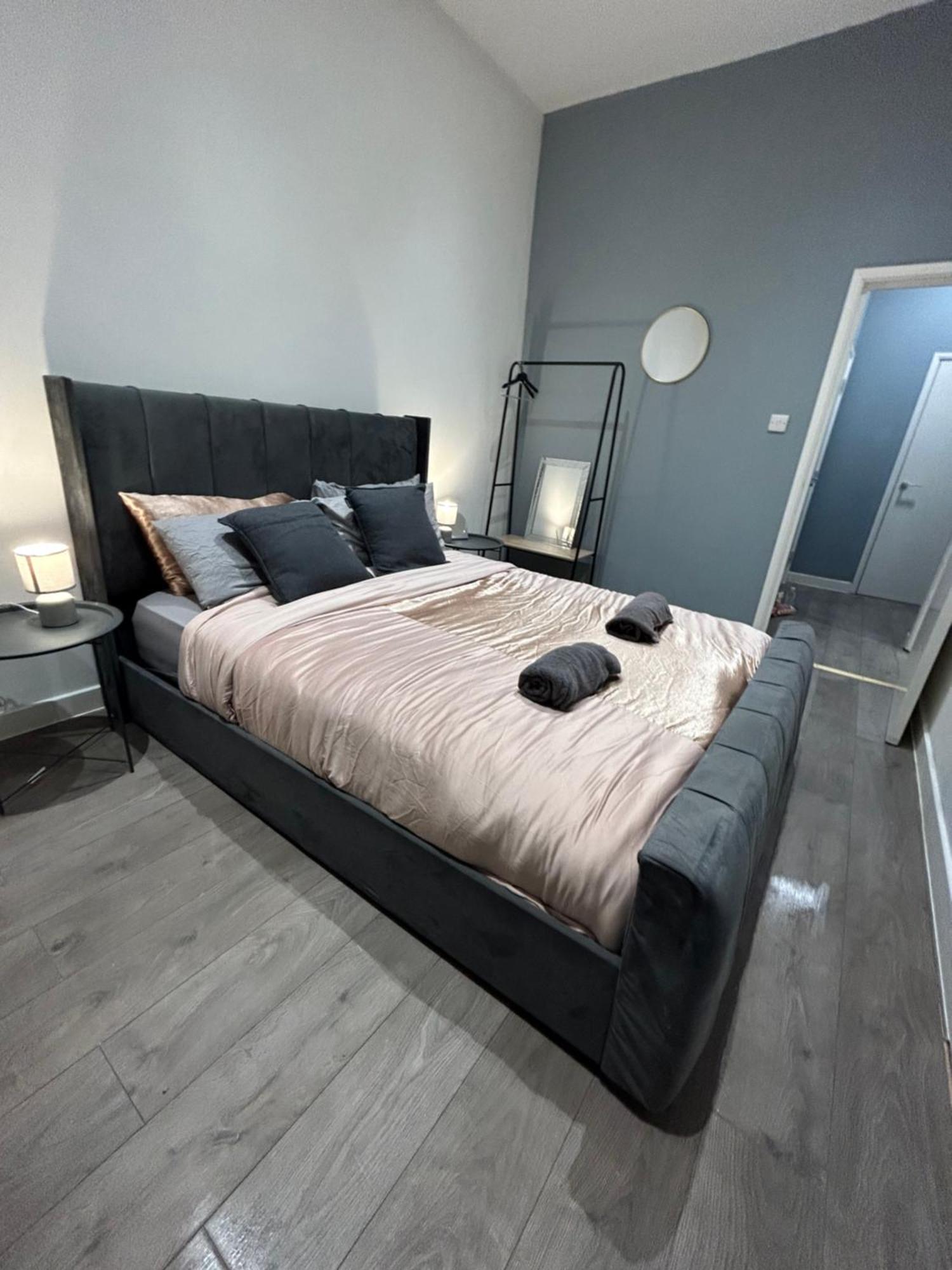 Locations 1 Bed Sleeps 4 * Londra