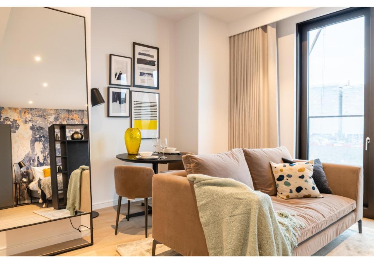 Elegant And Modern In Canary Wharf Right Next To Thames London