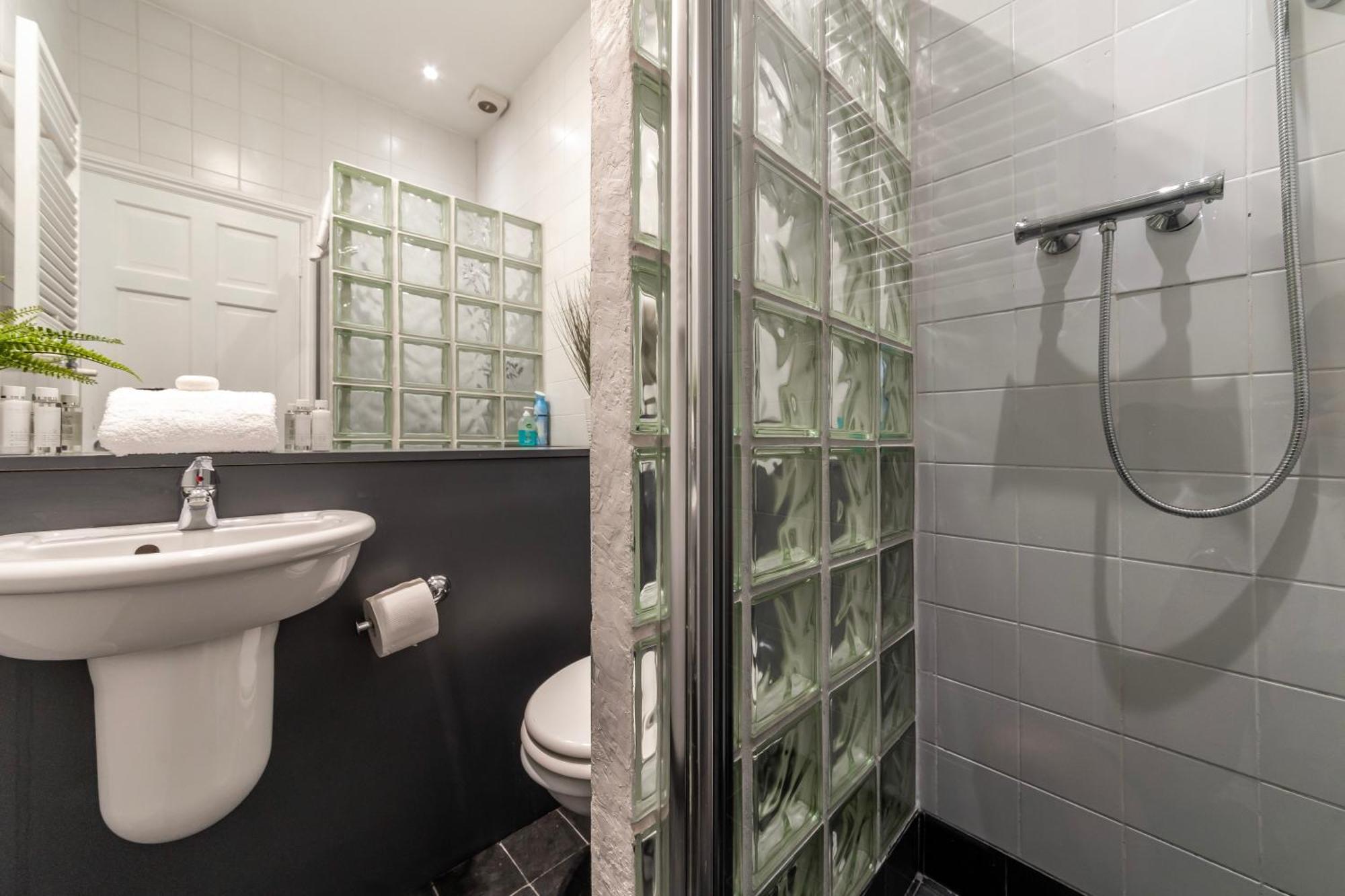 The Secret Kensington Garden Mews-2 Bedroom Full House-2 Train Lines- Spacious-kings Road- Harrods -chelsea Stadium-private Small Patio Semesterbostad London