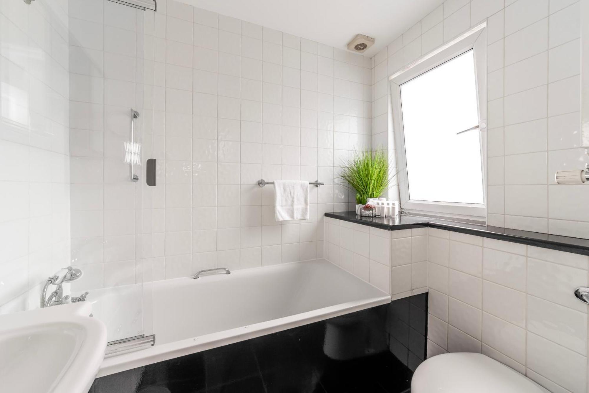 Semesterbostad The Secret Kensington Garden Mews-2 Bedroom Full House-2 Train Lines- Spacious-kings Road- Harrods -chelsea Stadium-private Small Patio