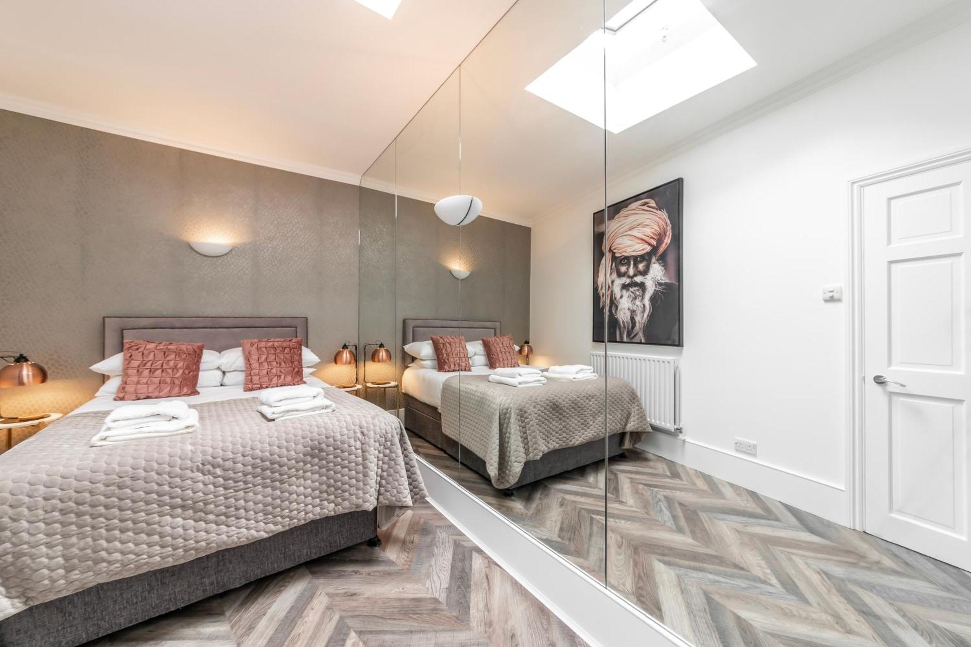 Semesterbostad The Secret Kensington Garden Mews-2 Bedroom Full House-2 Train Lines- Spacious-kings Road- Harrods -chelsea Stadium-private Small Patio
