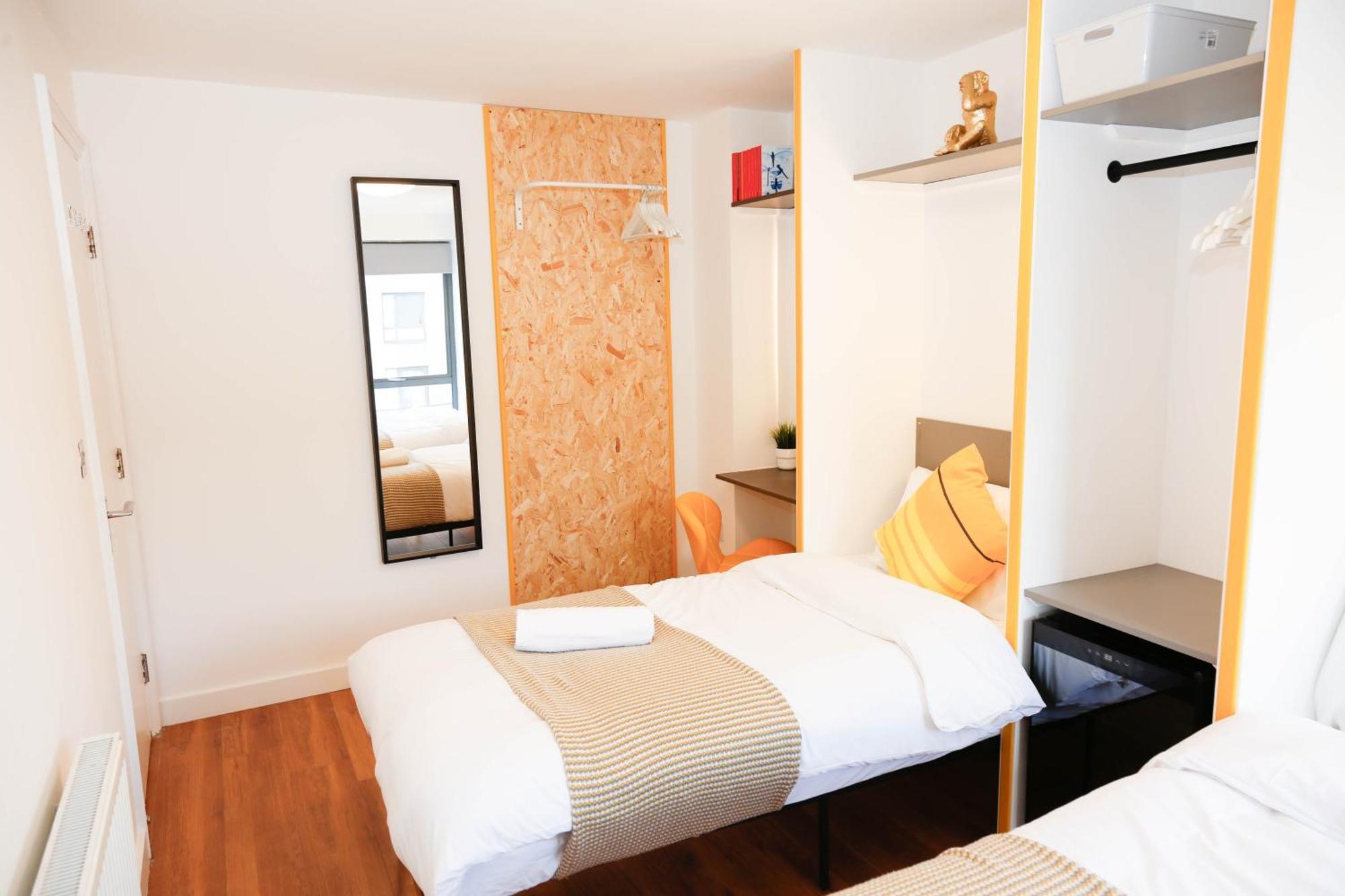New Luxury In Location Next To Shops, Cafes, Bars & Metro Lägenhet London