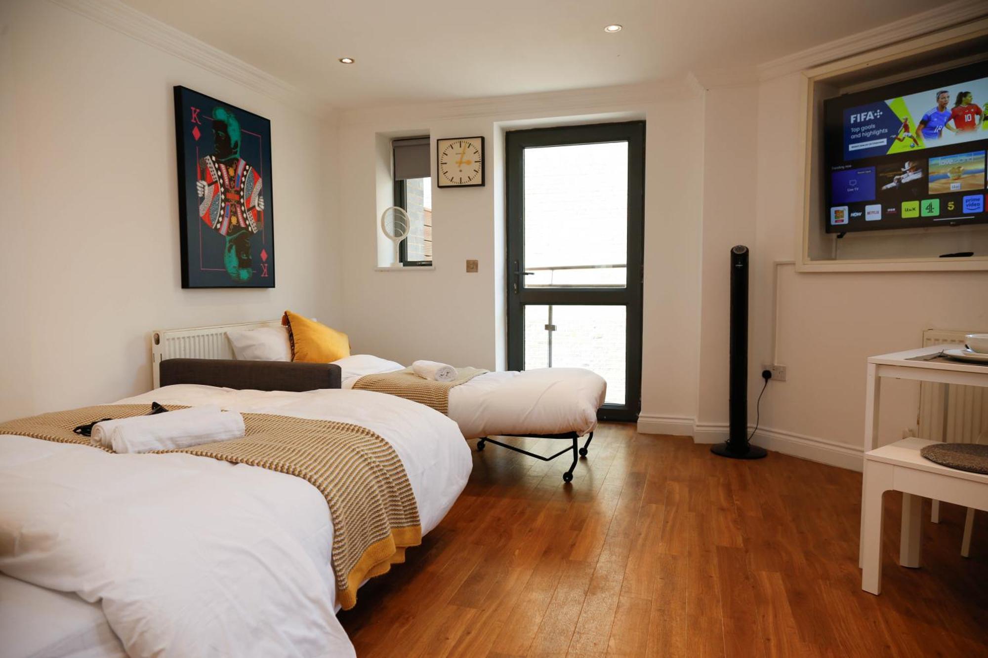 New Luxury In Location Next To Shops, Cafes, Bars & Metro Lägenhet London