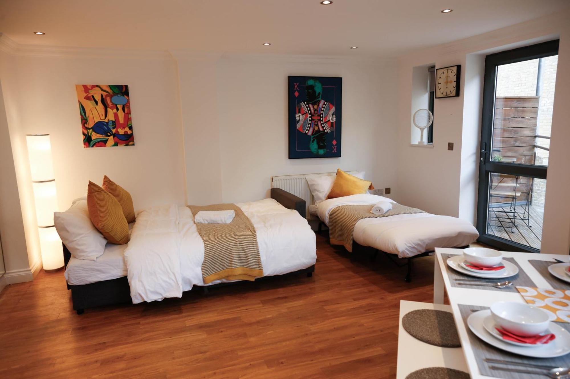 New Luxury In Location Next To Shops, Cafes, Bars & Metro Appartement
