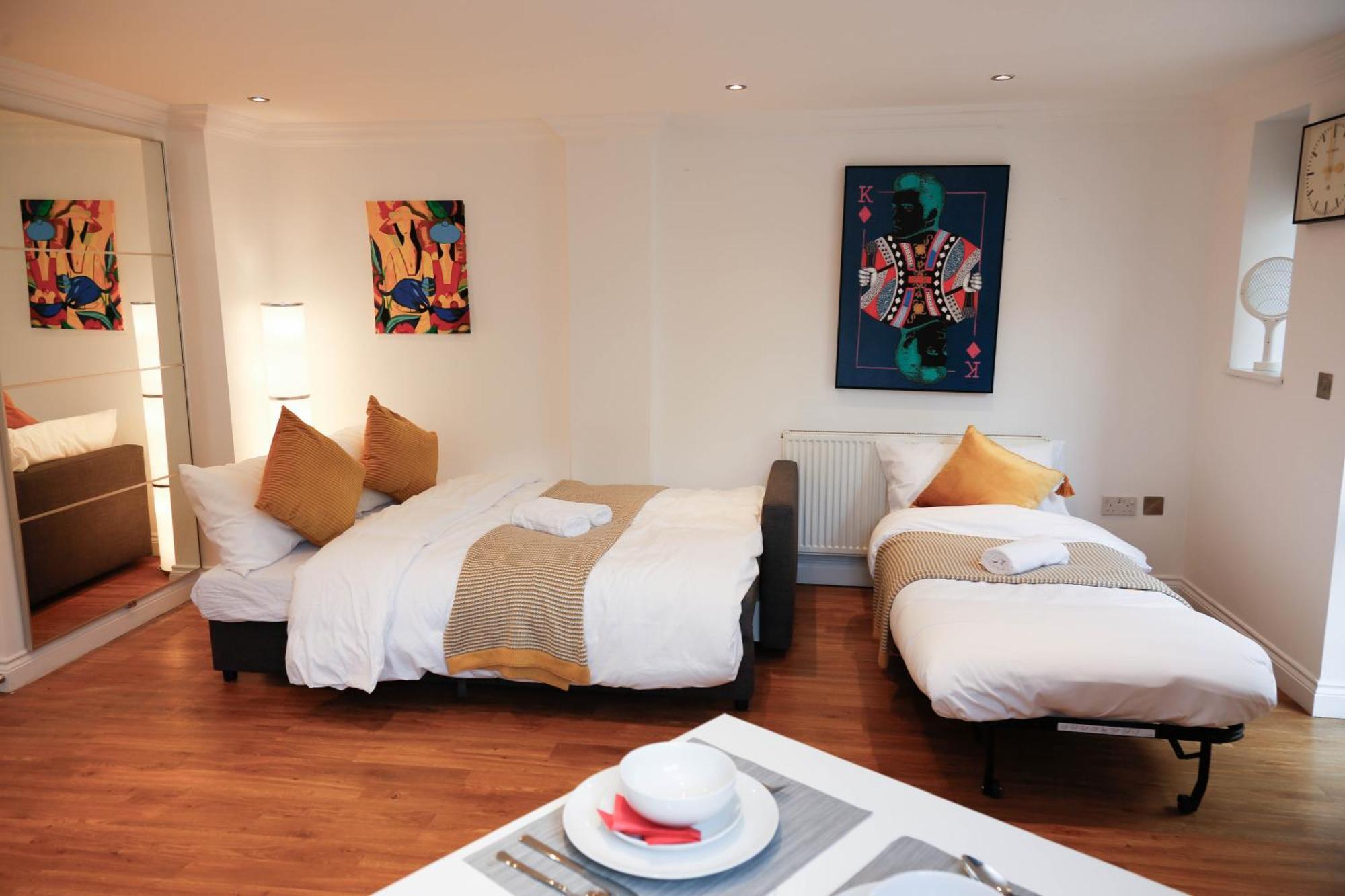 New Luxury In Location Next To Shops, Cafes, Bars & Metro Lägenhet London