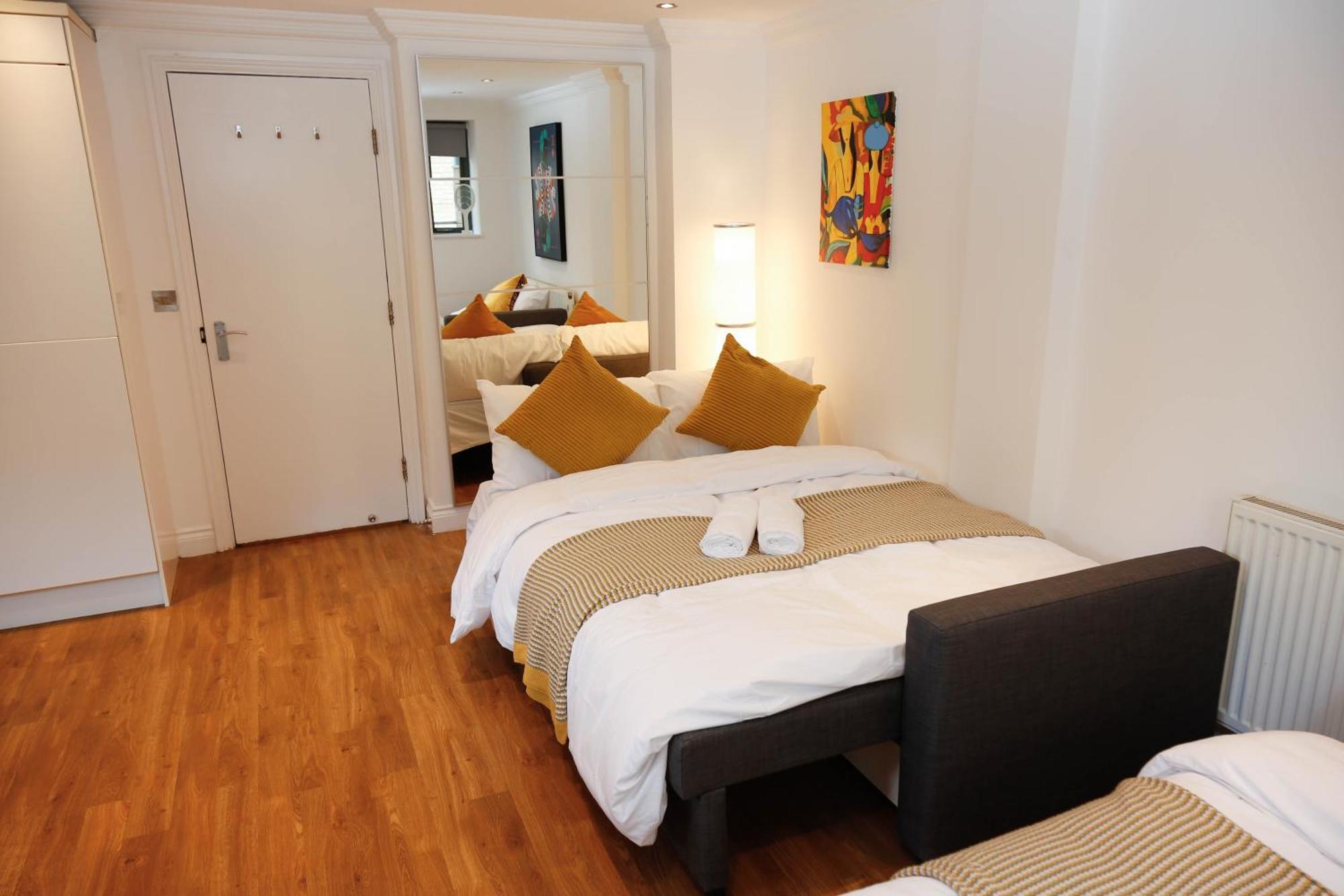 New Luxury In Location Next To Shops, Cafes, Bars & Metro *