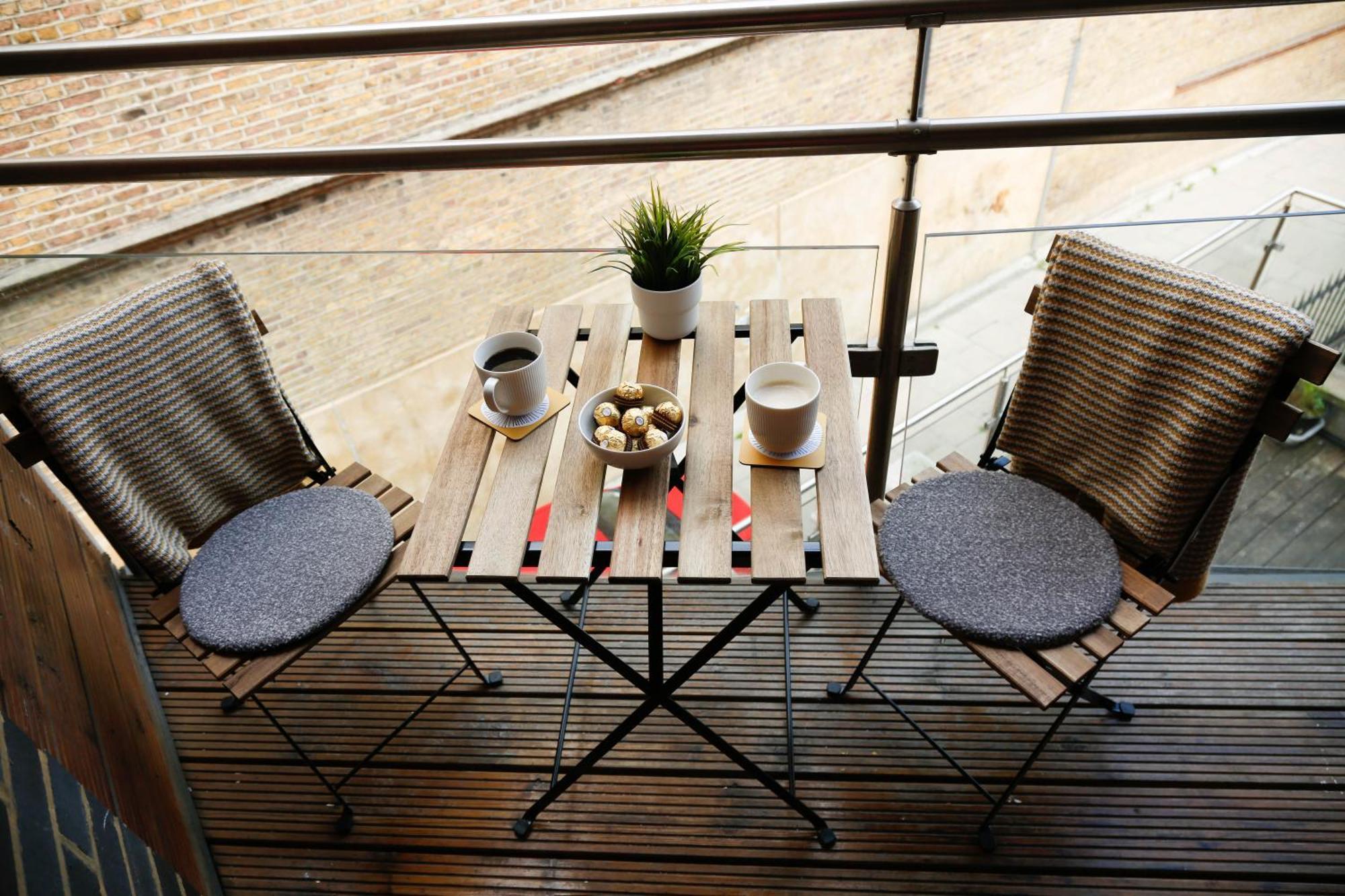 New Luxury In Location Next To Shops, Cafes, Bars & Metro Lägenhet *