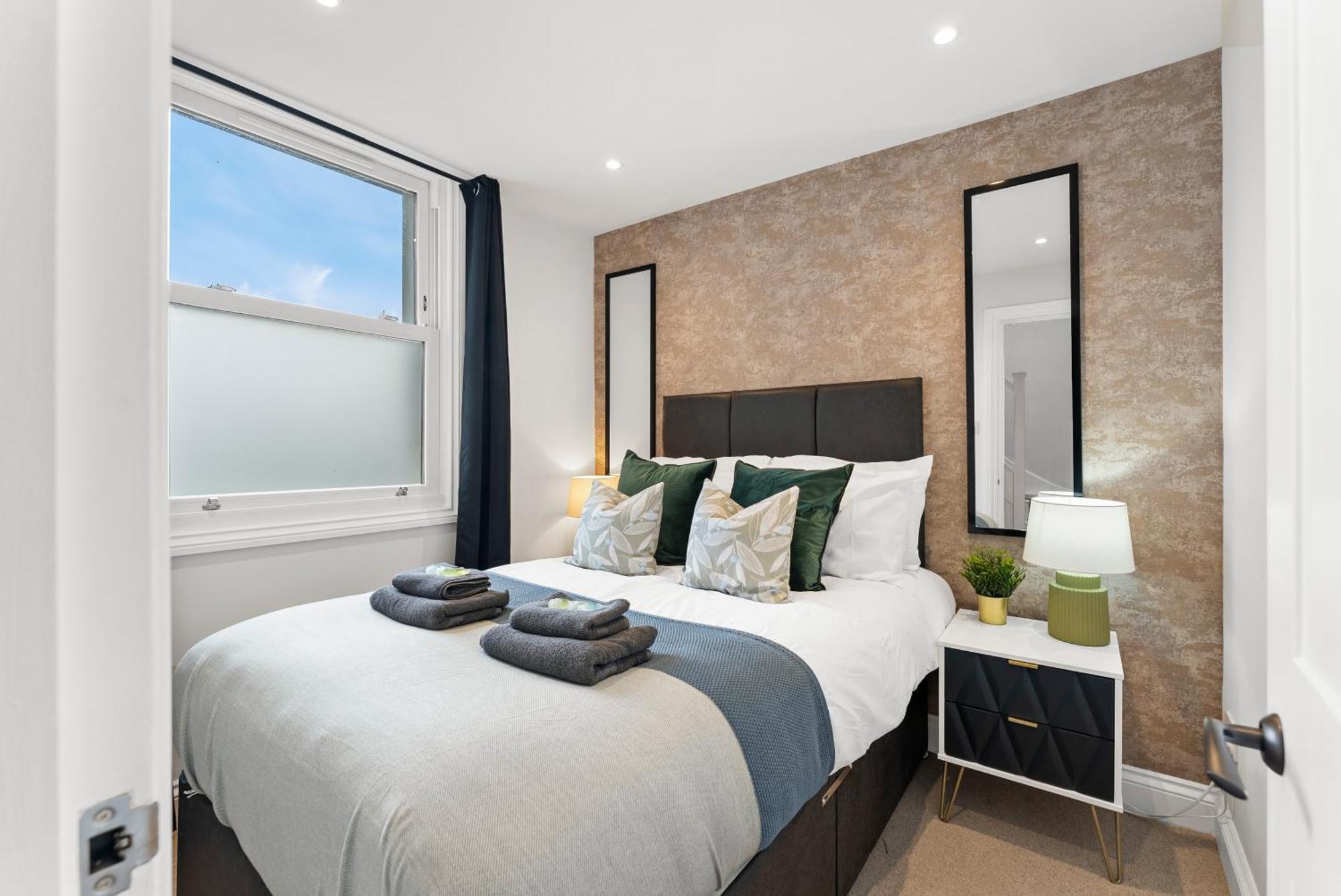 Peaceful Retreat With Balcony - Sleeps 9 Leilighet *