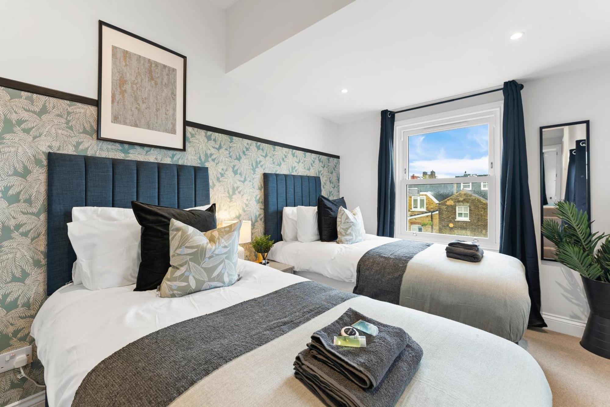 Peaceful Retreat With Balcony - Sleeps 9 Leilighet