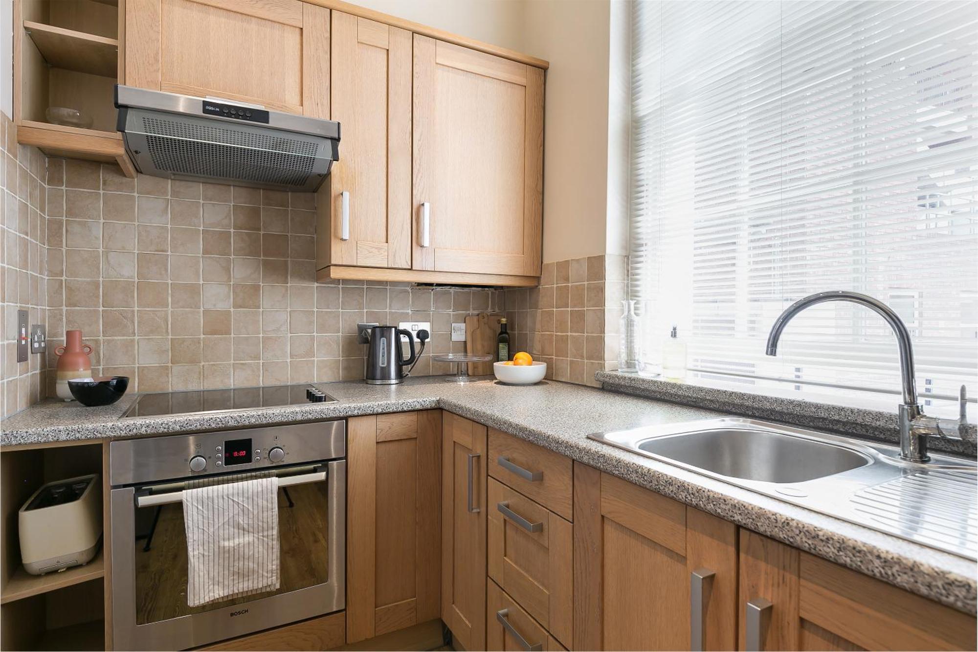 Small Sun Lit Studio Minutes From Kings Cross Station * Londen