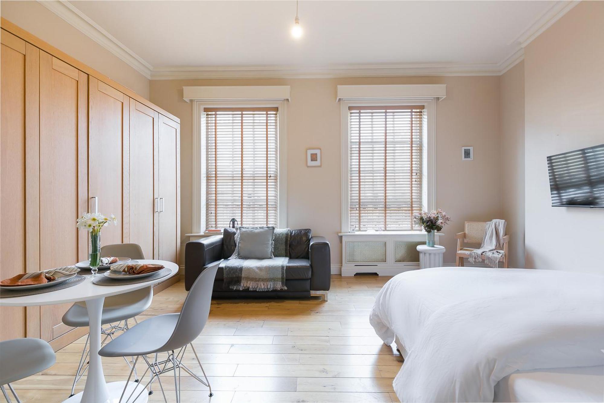 Small Sun Lit Studio Minutes From Kings Cross Station Londen