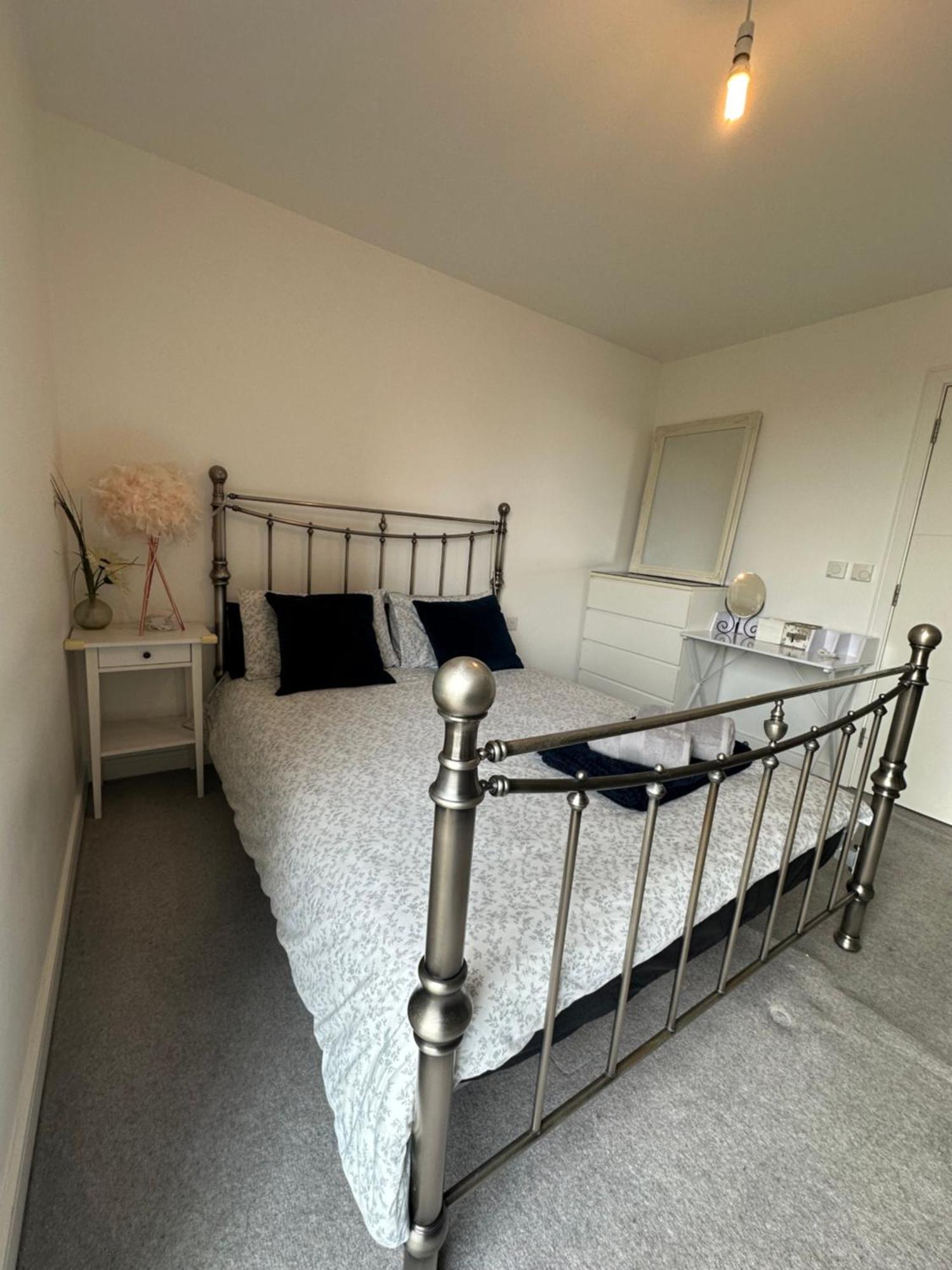 Luxury 3 Bedroom Flat In Stratford, * Londra
