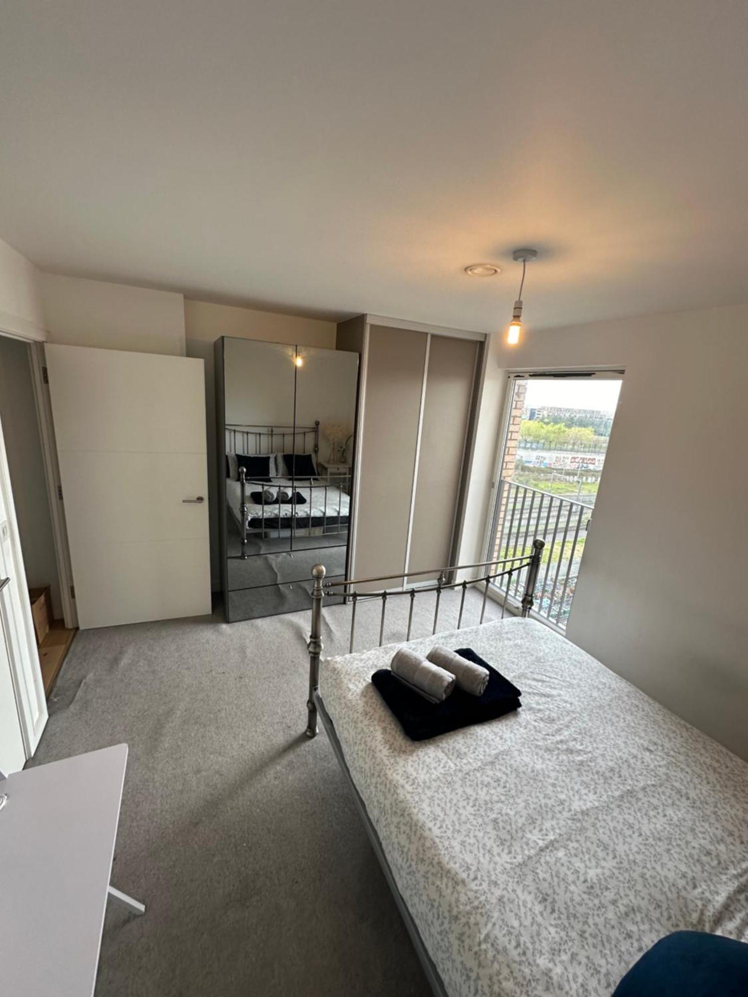 Luxury 3 Bedroom Flat In Stratford, Londra
