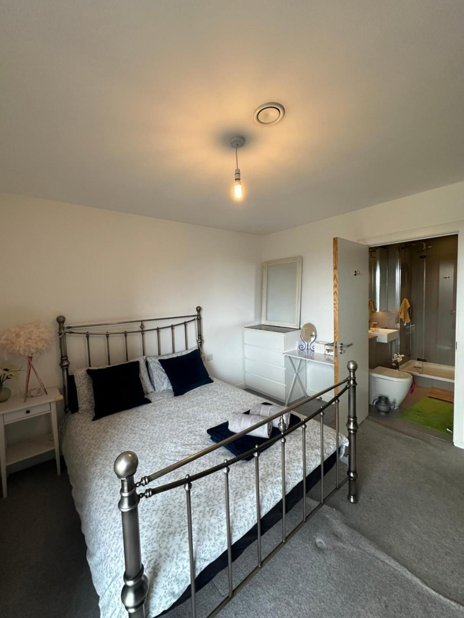 Luxury 3 Bedroom Flat In Stratford, Londra